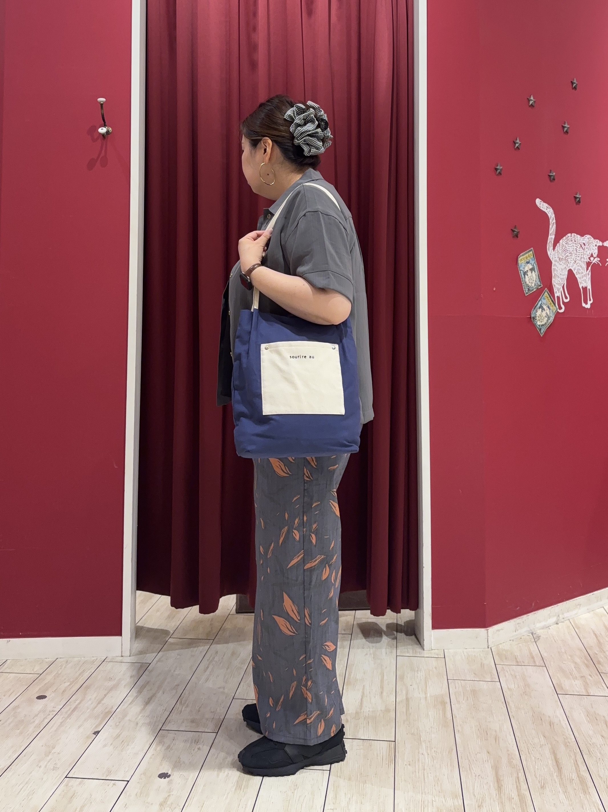 KOZAさんの「SHOO･LA･RUE｜【通気性〇/ひんやり/S-LL】洗濯後しわになりにくい とろみストライプシャツ」を使ったコーディネート