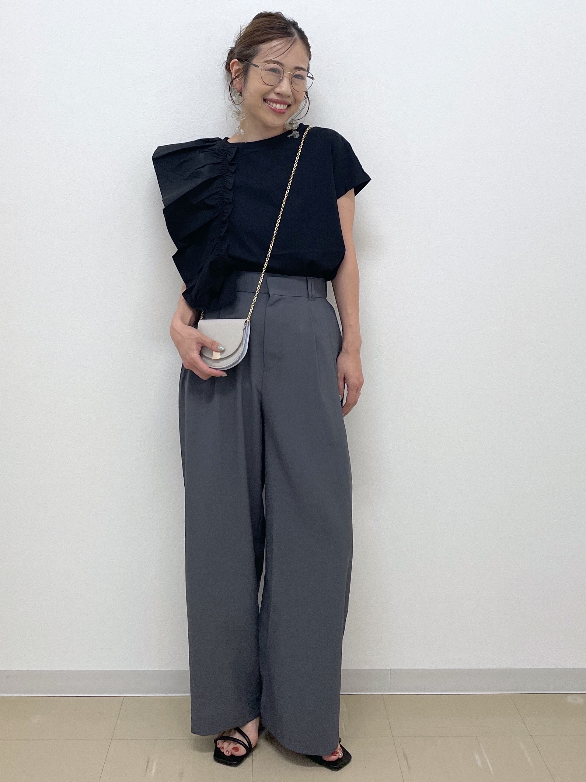 Akiさんの「OPAQUE.CLIP｜【UVケア／接触冷感】アシメフリルドッキングカットソー《洗濯機OK》」を使ったコーディネート