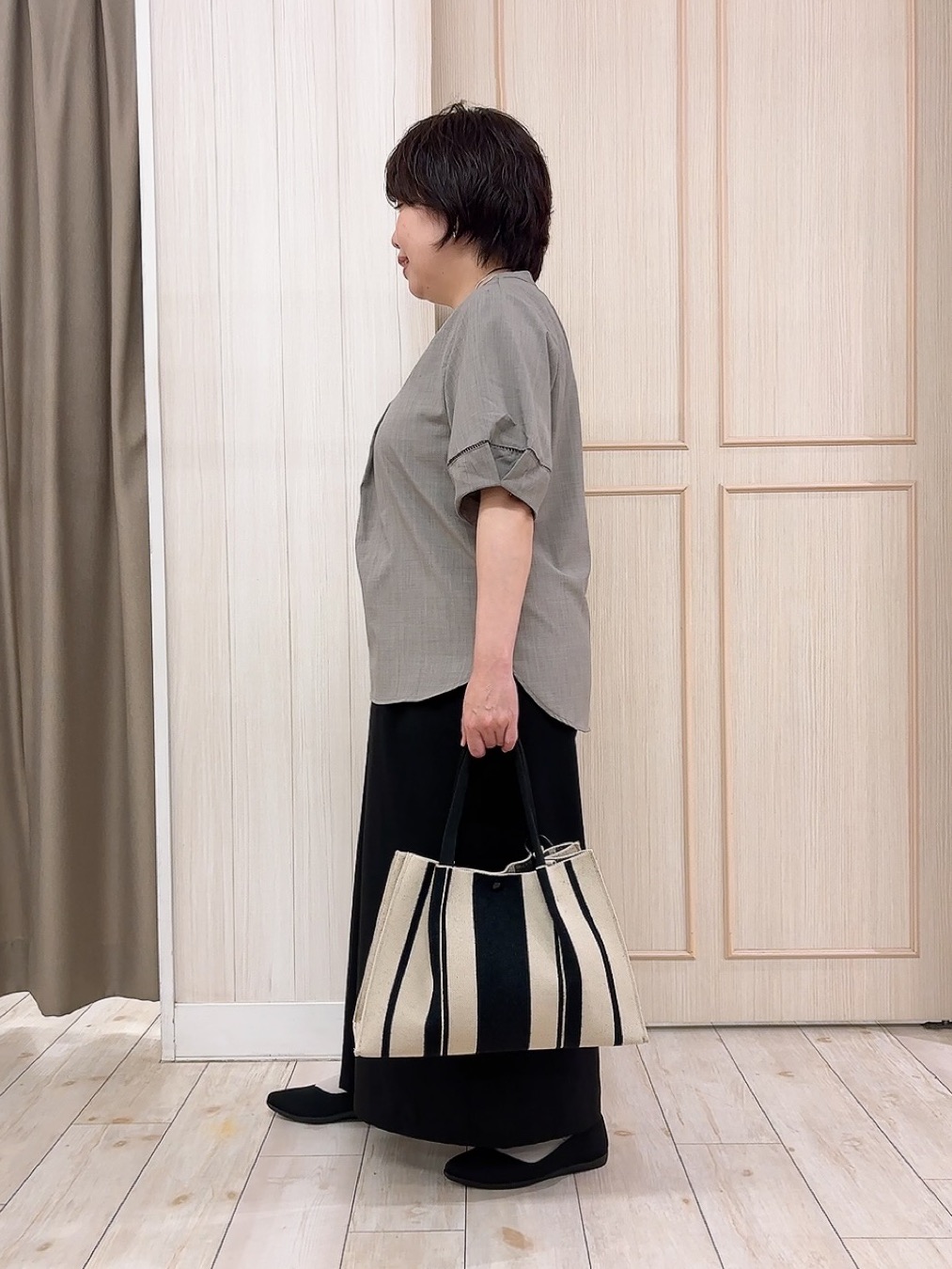 えりっこさんの「SHOO･LA･RUE｜【洗濯後しわになりにくい/インせずきまる】お袖のハシゴレースで涼やかに 麻調スキッパーブラウス」を使ったコーディネート