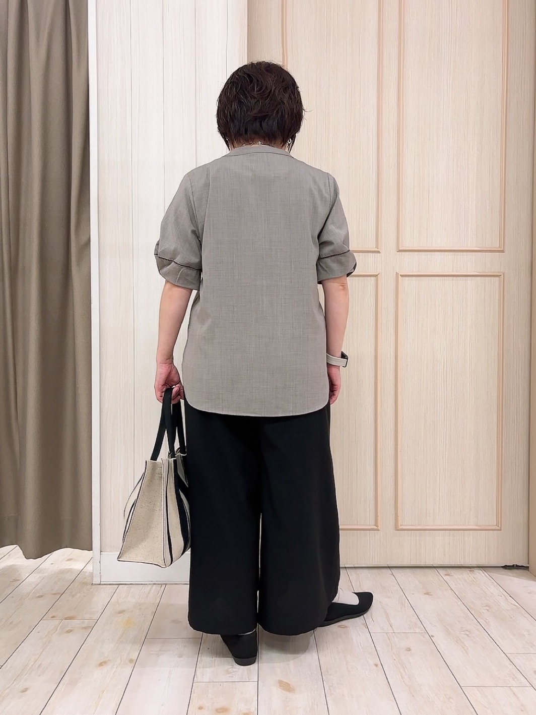えりっこさんの「SHOO･LA･RUE｜【洗濯後しわになりにくい/インせずきまる】お袖のハシゴレースで涼やかに 麻調スキッパーブラウス」を使ったコーディネート