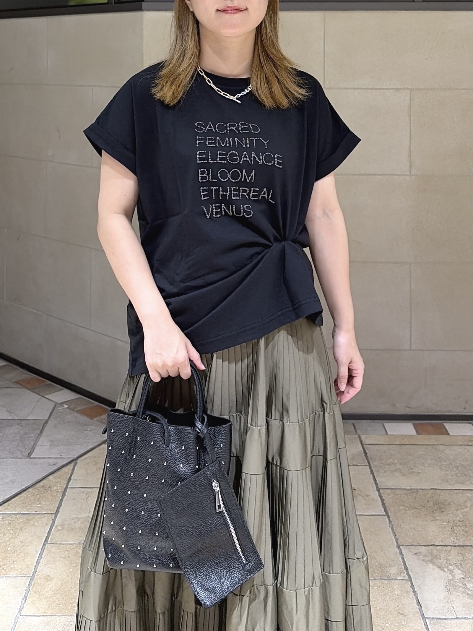 よねさんの「INDIVI｜刺繍フレーズTシャツ【再入荷】」を使ったコーディネート