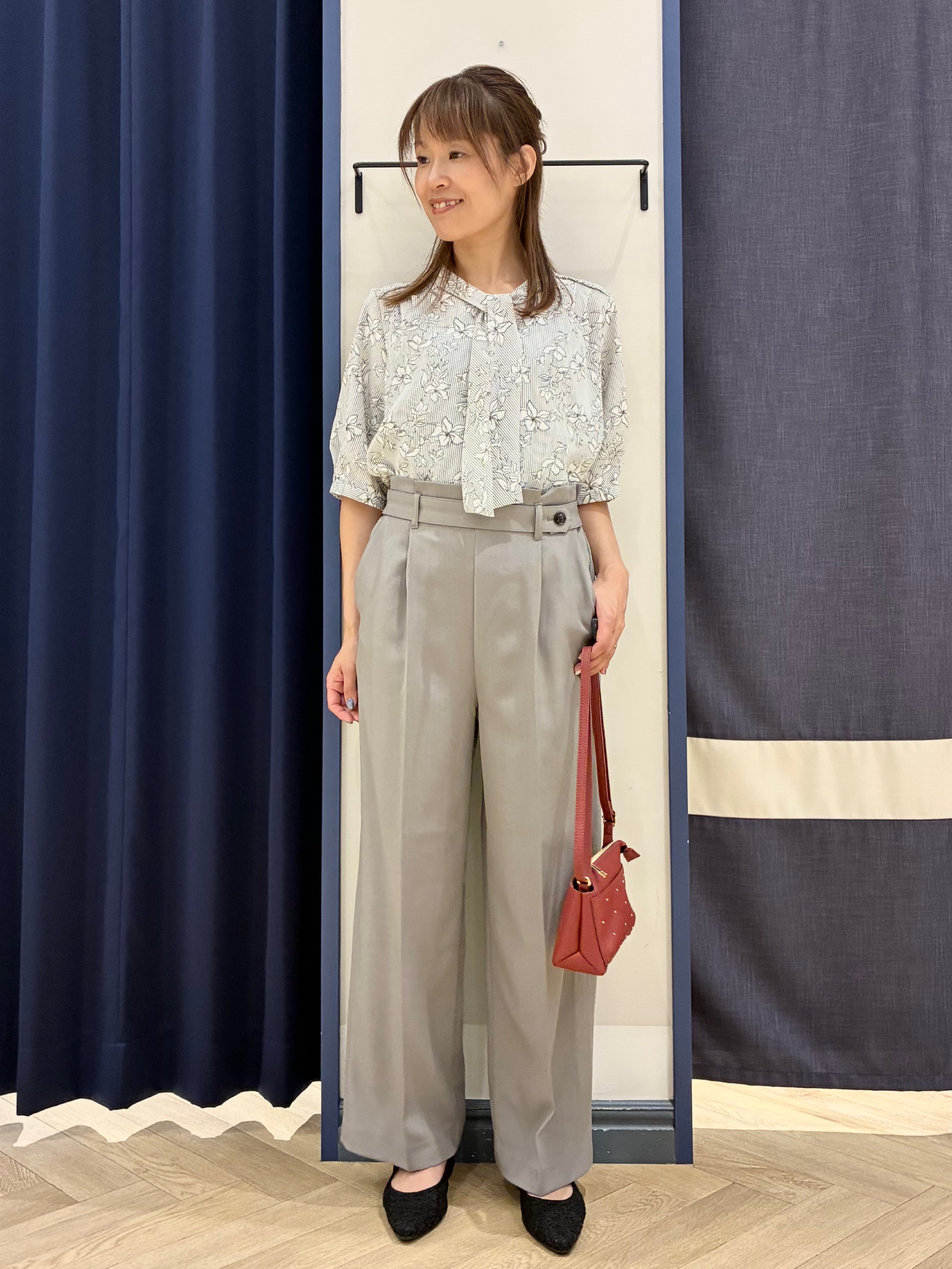 Orikaさんの「grove｜【洗濯機OK/シワになりにくい】1枚で華やぐ配色ボウタイブラウス」を使ったコーディネート