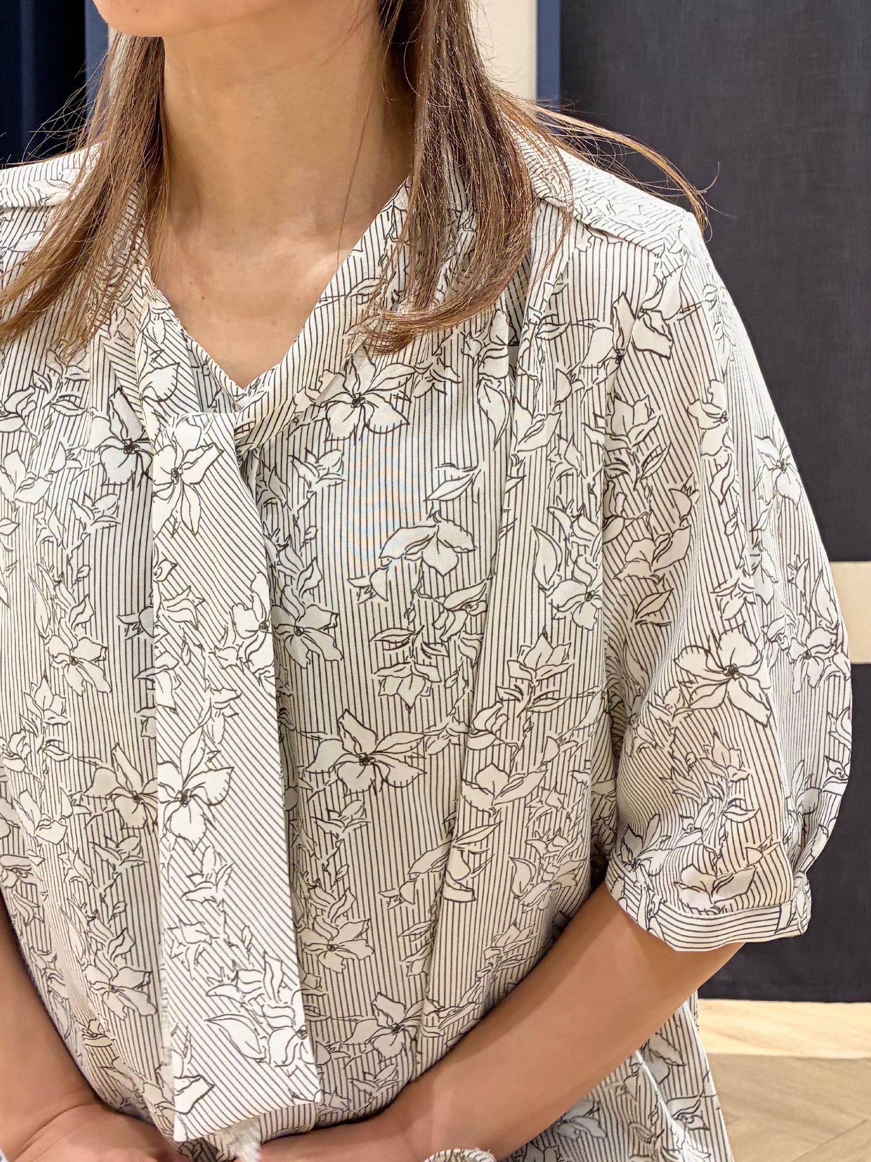 Orikaさんの「grove｜【洗濯機OK/シワになりにくい】1枚で華やぐ配色ボウタイブラウス」を使ったコーディネート