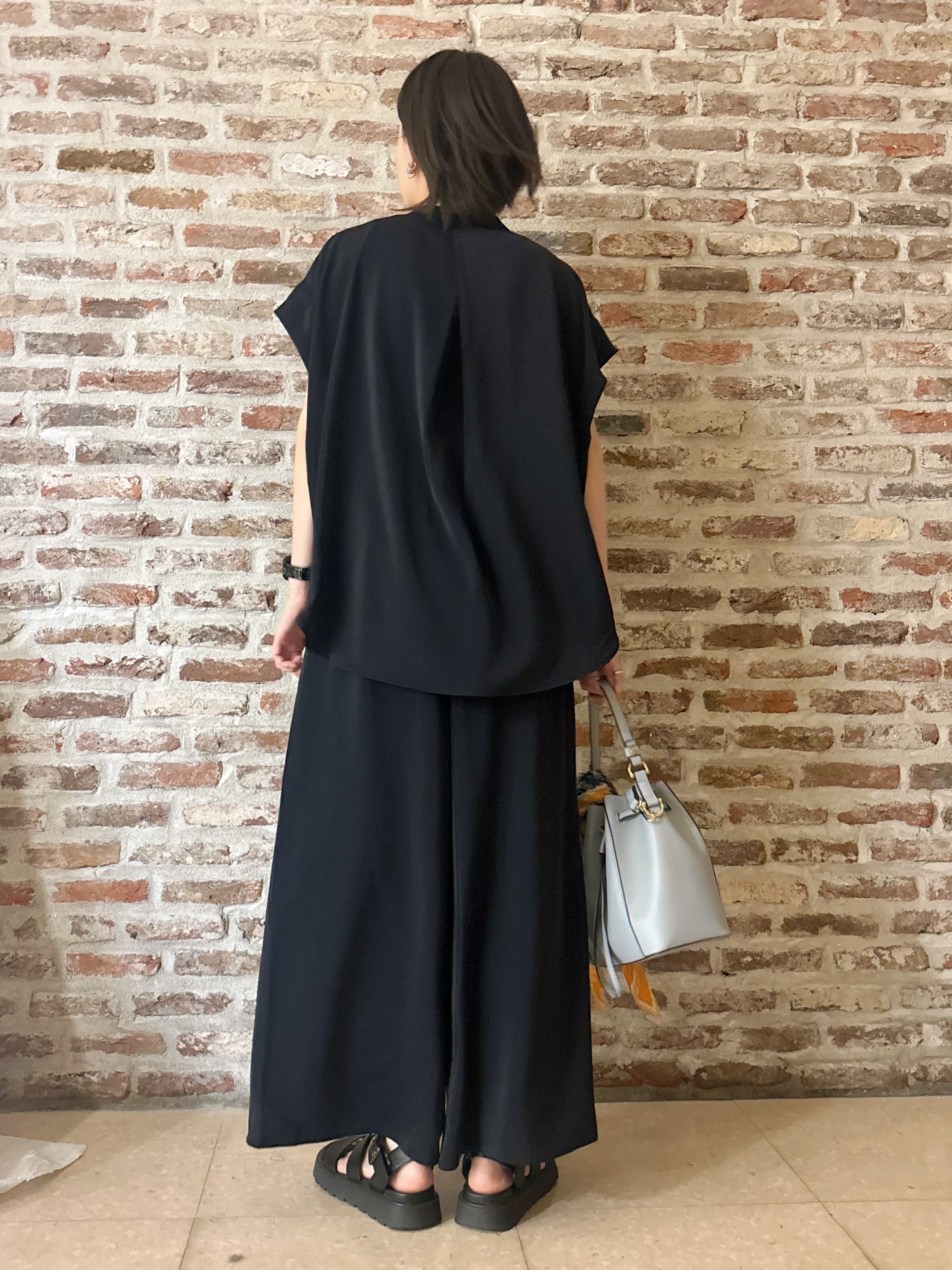 しばさんの「THE SHOP TK｜【ひんやり/遮熱/セットアップ可】やみつきになる とろみバンドカラーブラウス」を使ったコーディネート
