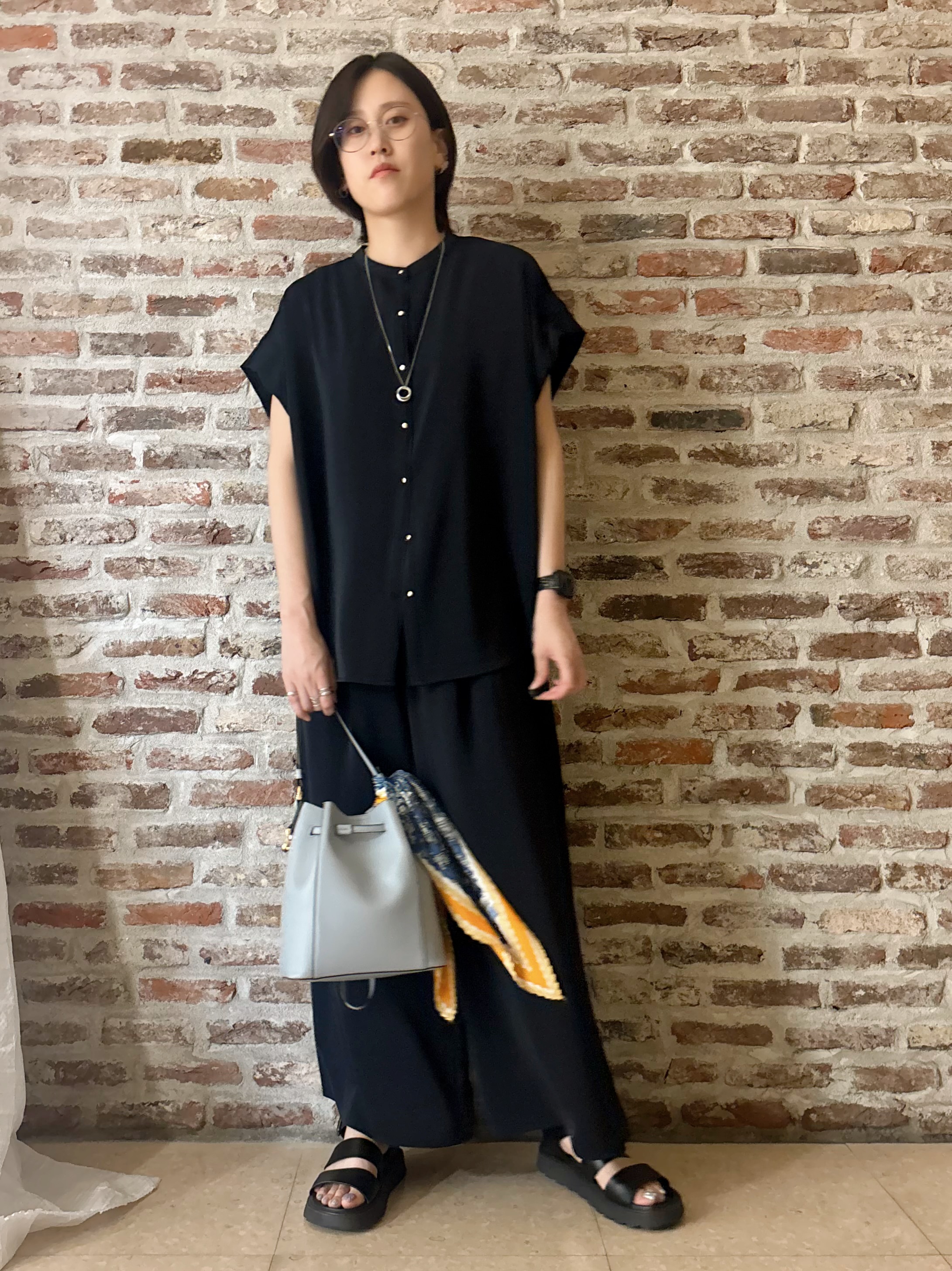しばさんの「THE SHOP TK｜【ひんやり/遮熱/セットアップ可】やみつきになる とろみバンドカラーブラウス」を使ったコーディネート