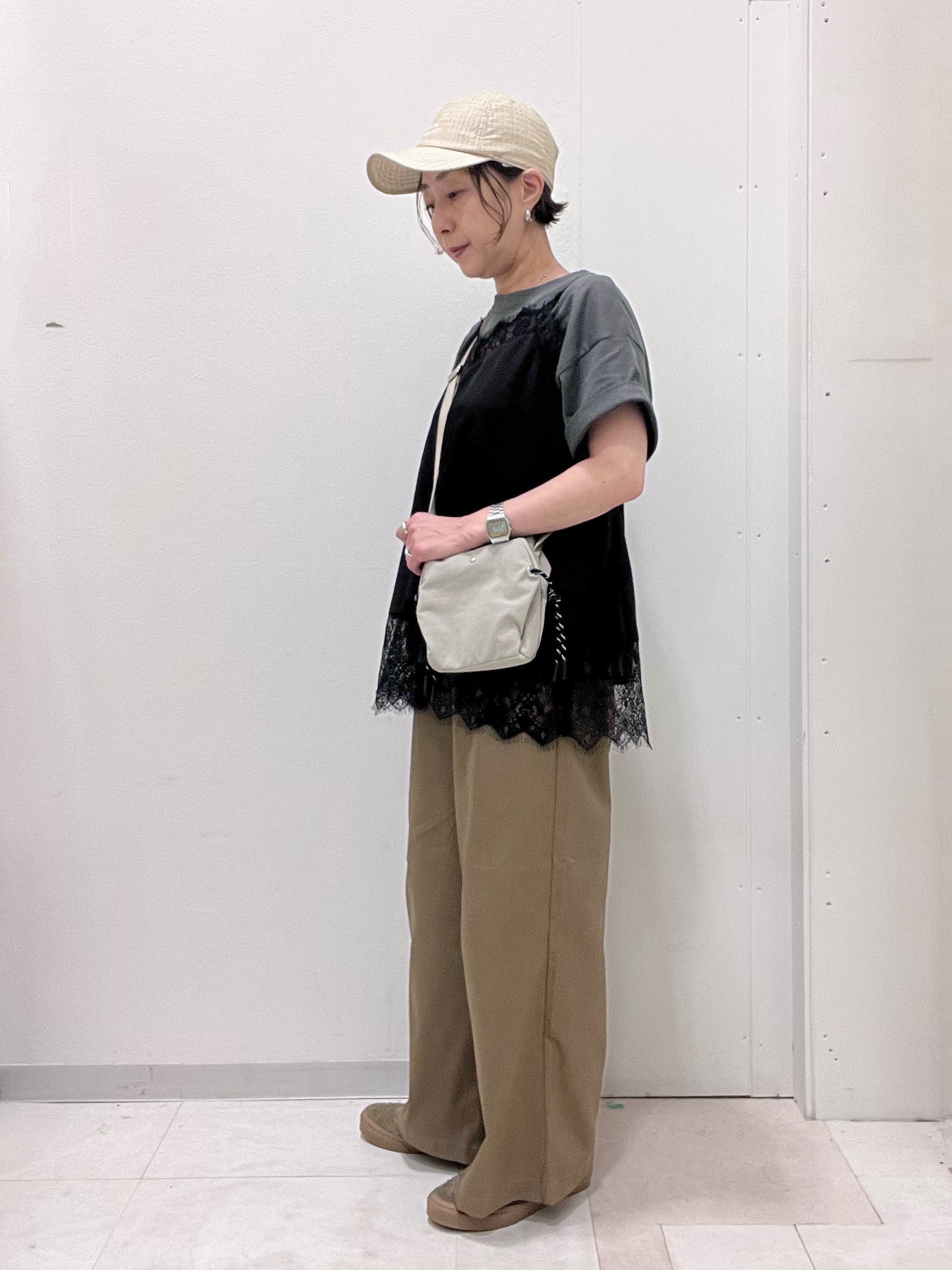 ゆみさんの「SHOO･LA･RUE｜【S-LL】大人っぽく着られる ジェルロゴプリントTシャツ」を使ったコーディネート