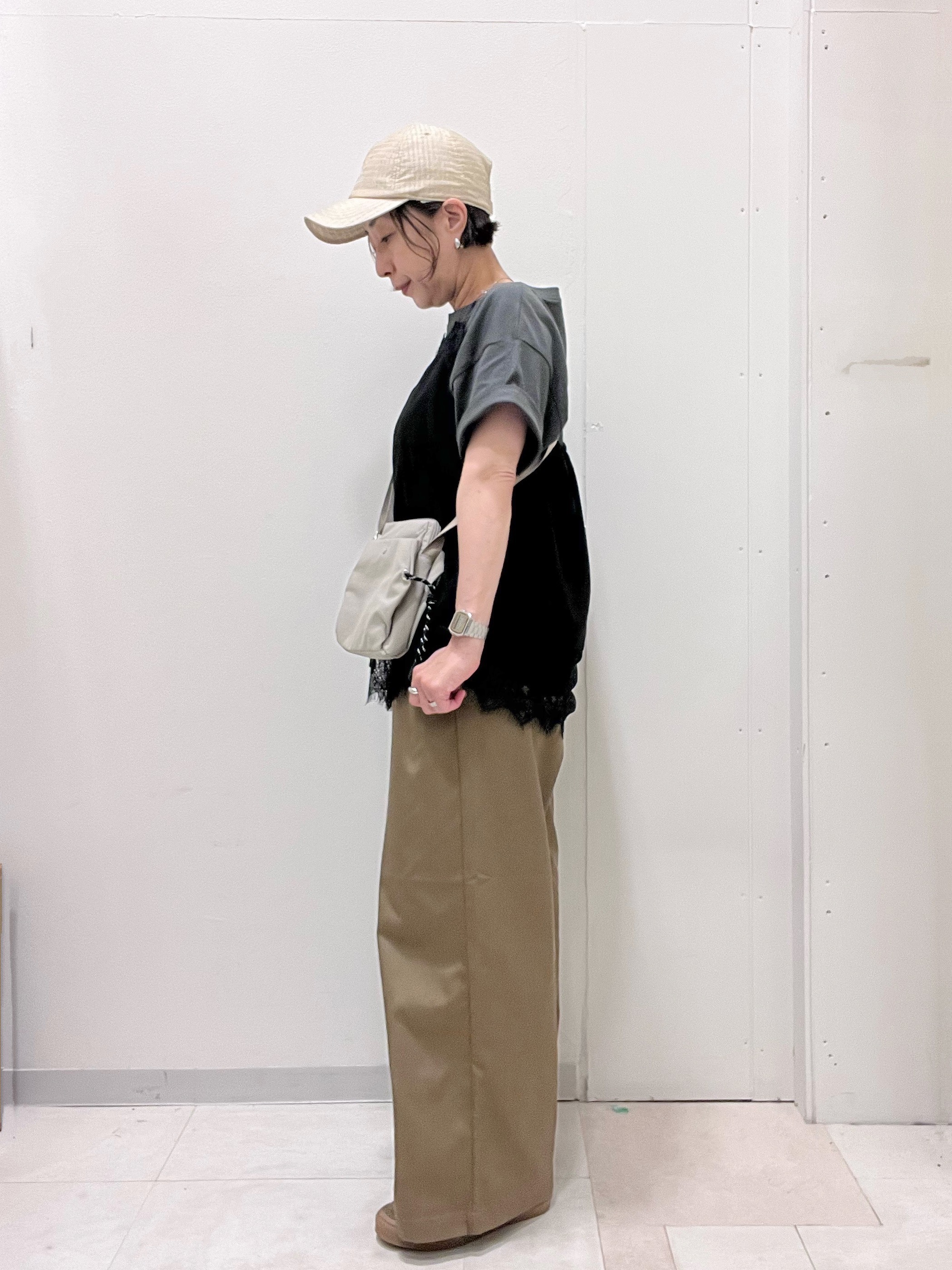 ゆみさんの「SHOO･LA･RUE｜【S-LL】大人っぽく着られる ジェルロゴプリントTシャツ」を使ったコーディネート