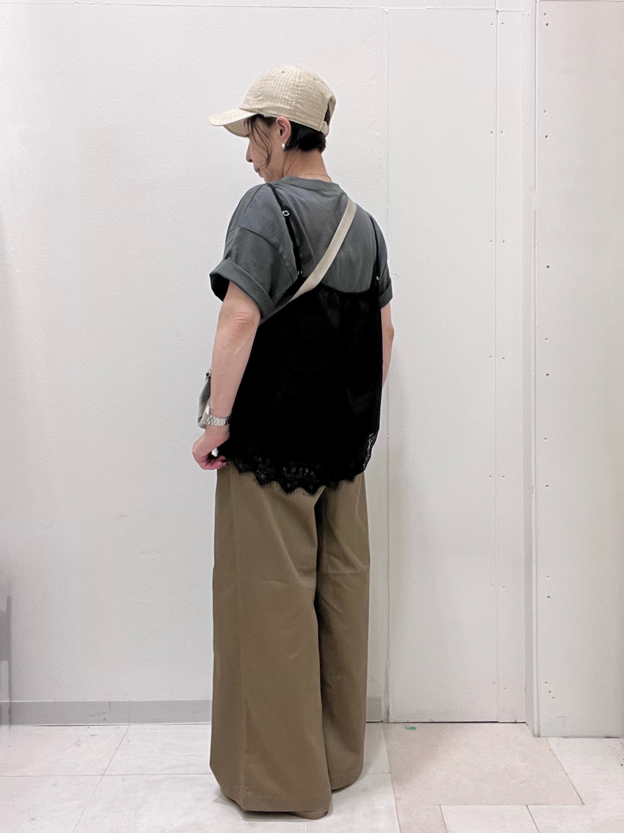 ゆみさんの「SHOO･LA･RUE｜【S-LL】大人っぽく着られる ジェルロゴプリントTシャツ」を使ったコーディネート