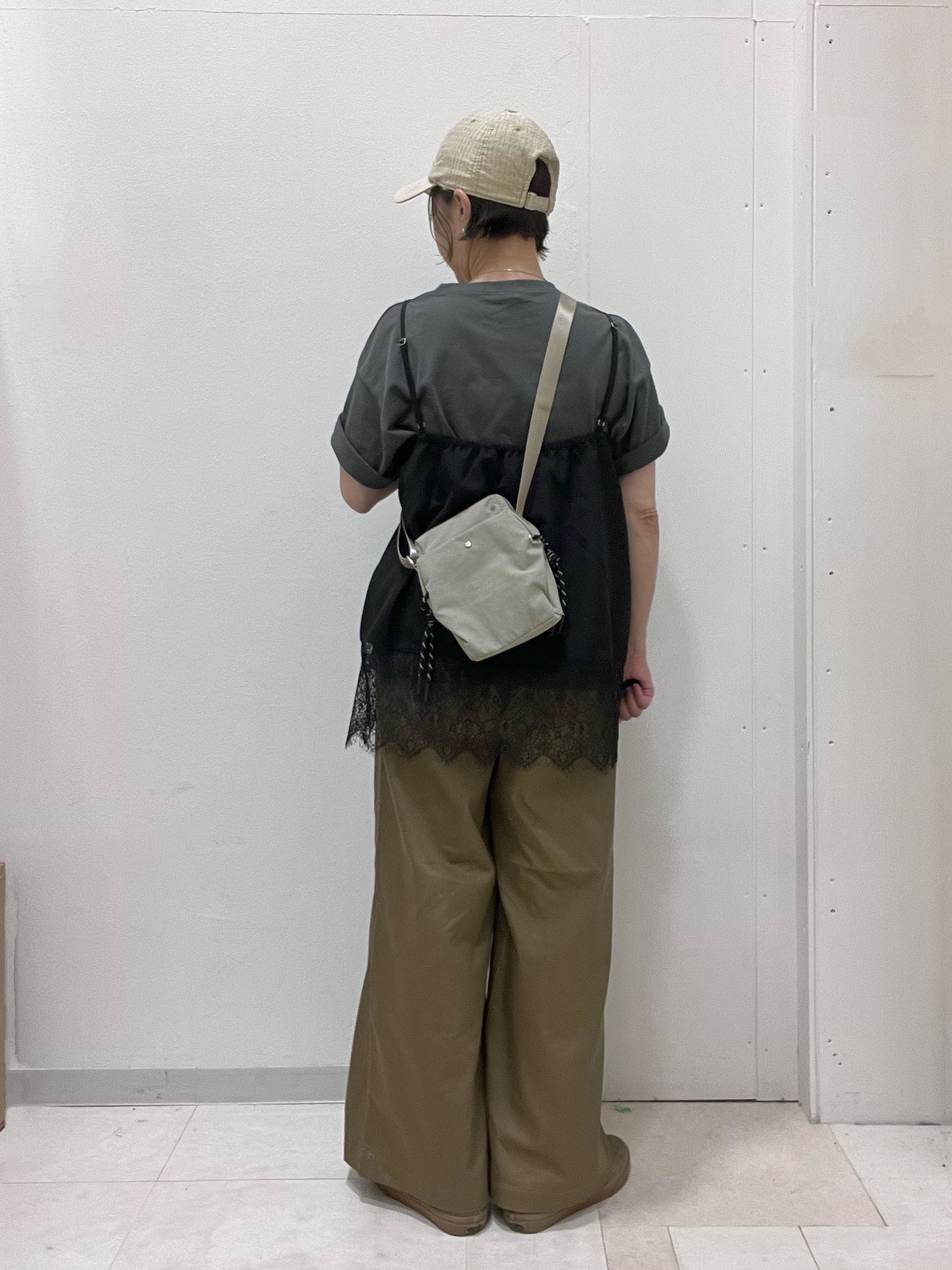 ゆみさんの「SHOO･LA･RUE｜【S-LL】大人っぽく着られる ジェルロゴプリントTシャツ」を使ったコーディネート