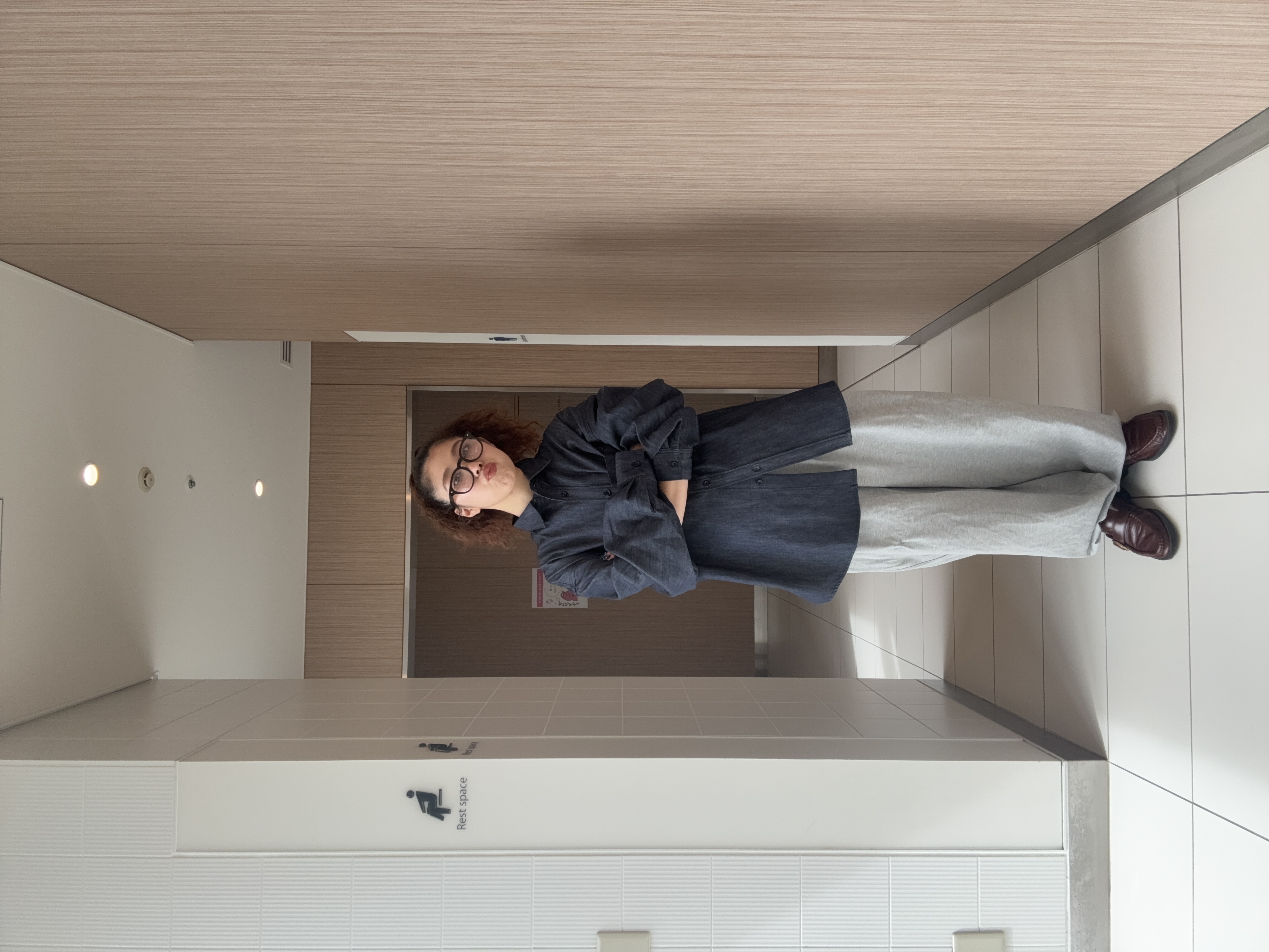 安本有里さんの「tk.TAKEO KIKUCHI｜【色褪せしにくいデニム】Comfy Fadeless Denim Seriesデニムシャツ」を使ったコーディネート