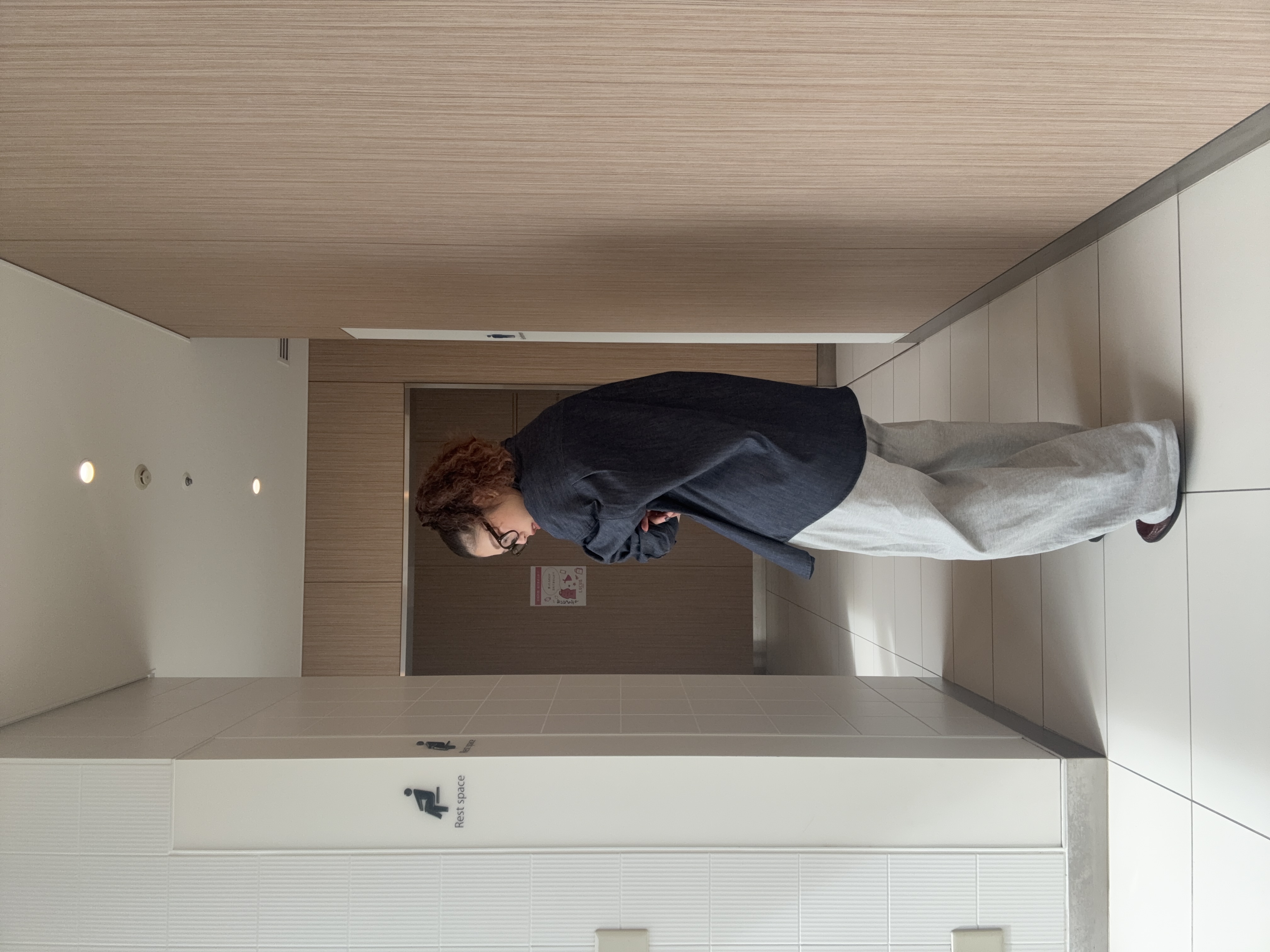 安本有里さんの「tk.TAKEO KIKUCHI｜【色褪せしにくいデニム】Comfy Fadeless Denim Seriesデニムシャツ」を使ったコーディネート