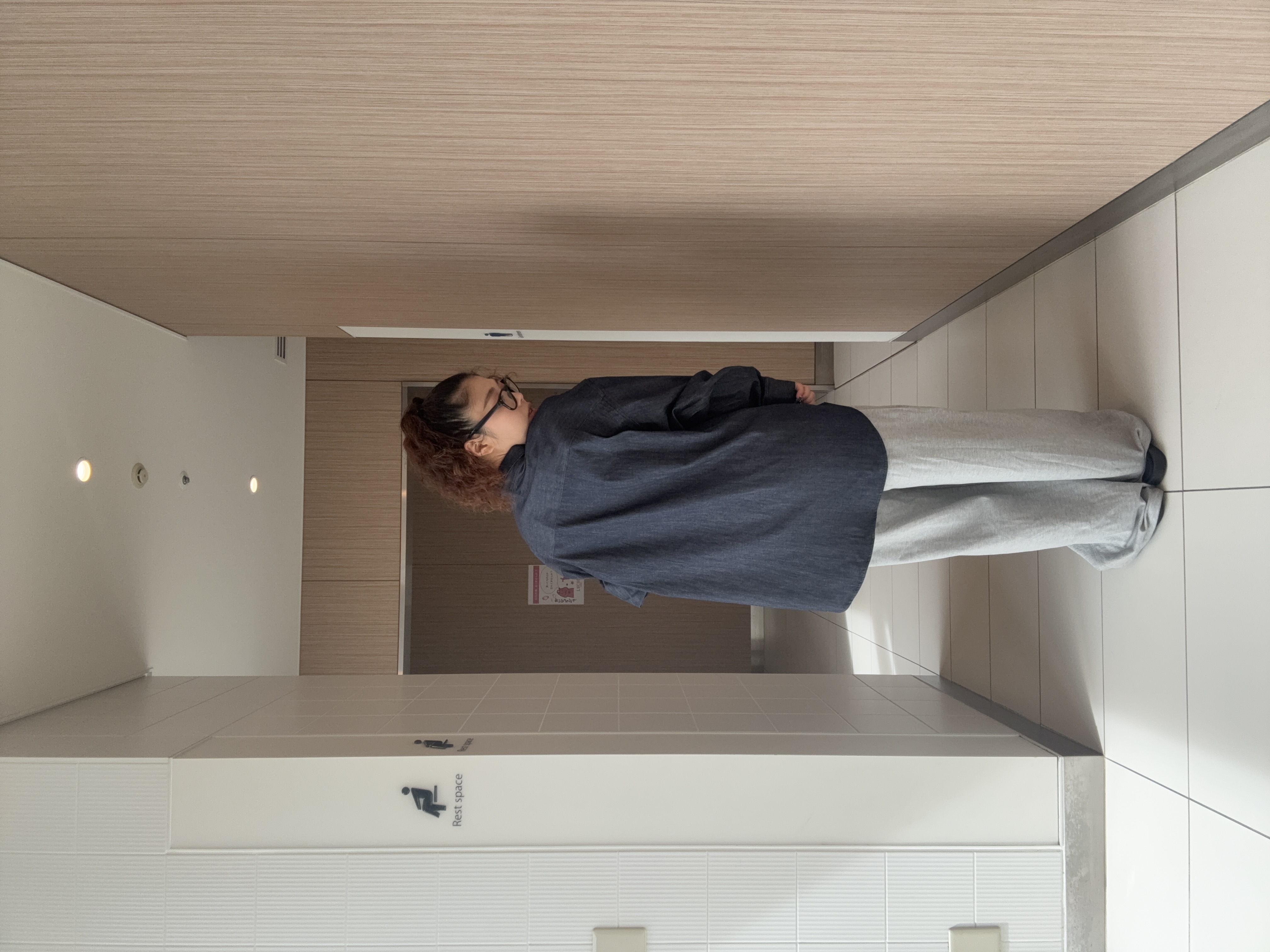 安本有里さんの「tk.TAKEO KIKUCHI｜【色褪せしにくいデニム】Comfy Fadeless Denim Seriesデニムシャツ」を使ったコーディネート