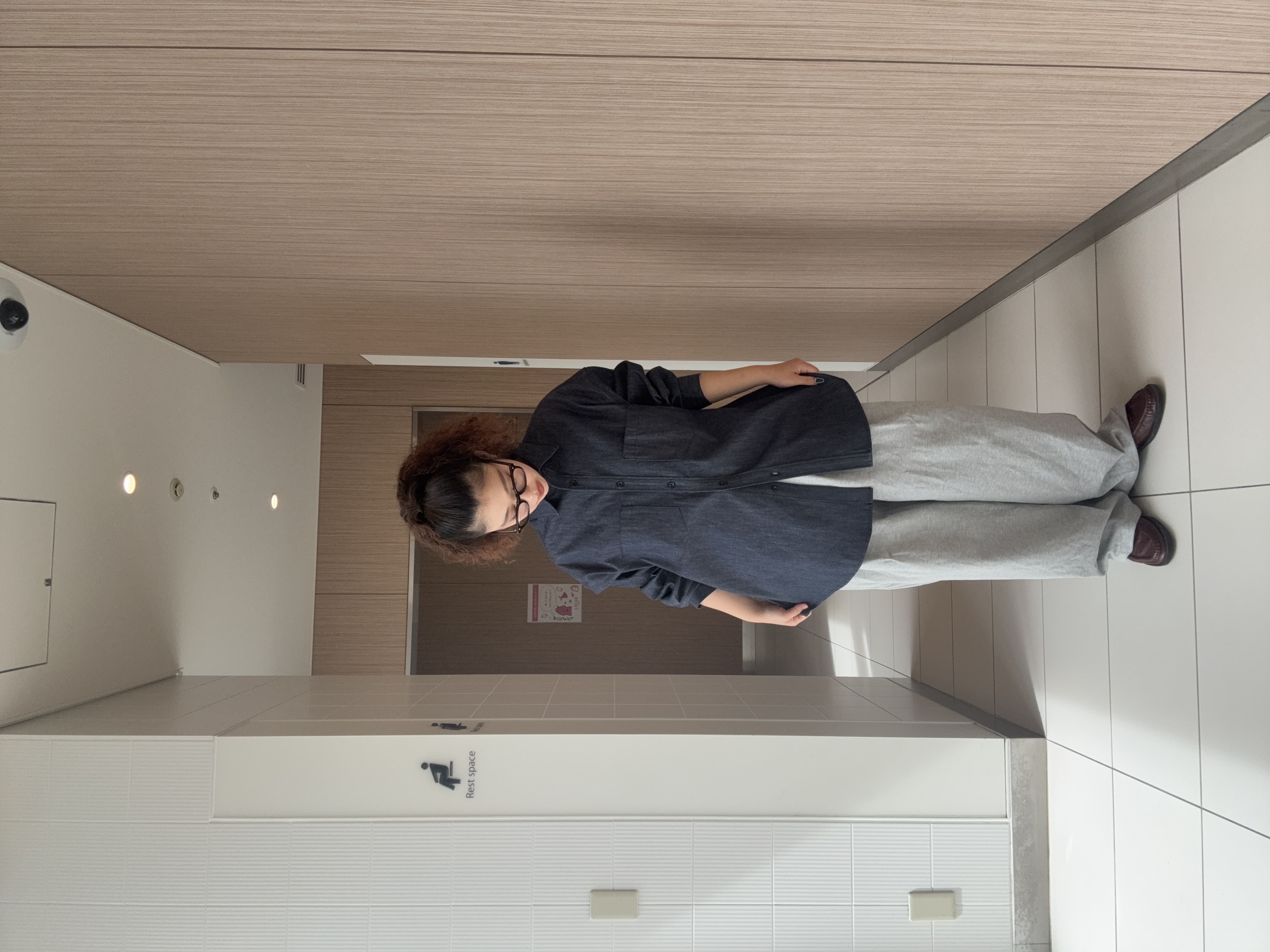 安本有里さんの「tk.TAKEO KIKUCHI｜【色褪せしにくいデニム】Comfy Fadeless Denim Seriesデニムシャツ」を使ったコーディネート
