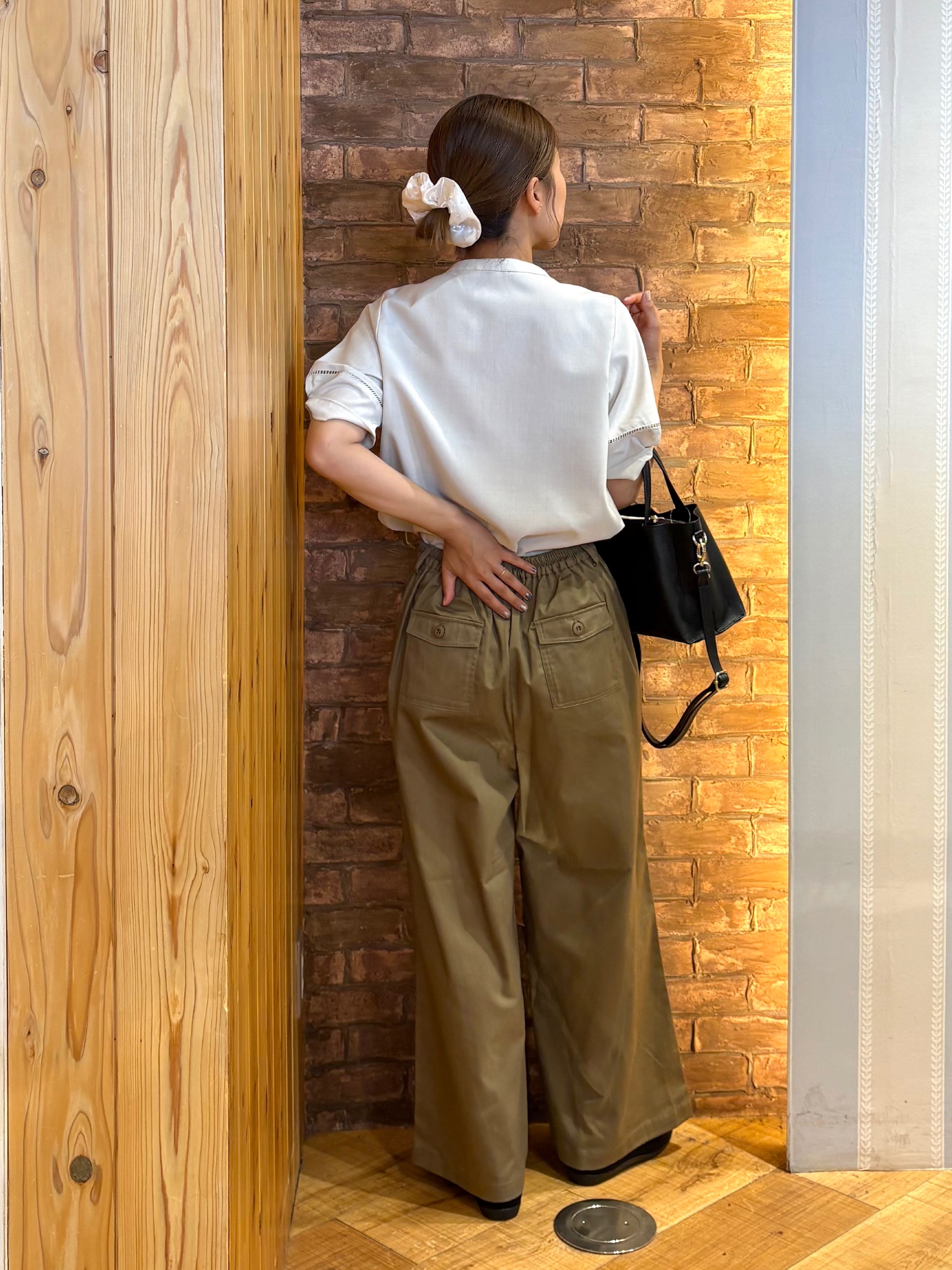 mieさんの「SHOO･LA･RUE｜【洗濯後しわになりにくい/インせずきまる】お袖のハシゴレースで涼やかに 麻調スキッパーブラウス」を使ったコーディネート