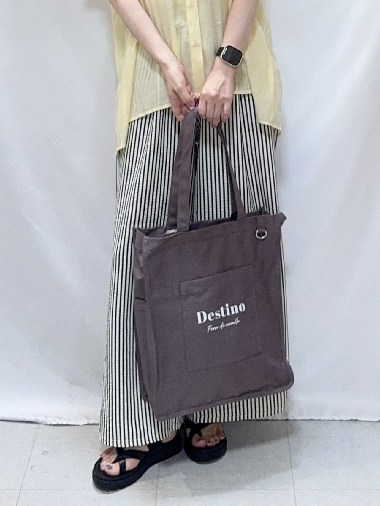 𝐇𝐢𝐫𝐨𝐦𝐢さんの「SHOO･LA･RUE｜【ひんやり/UV】ほんのりシアーで上品な バックギャザーブラウス」を使ったコーディネート