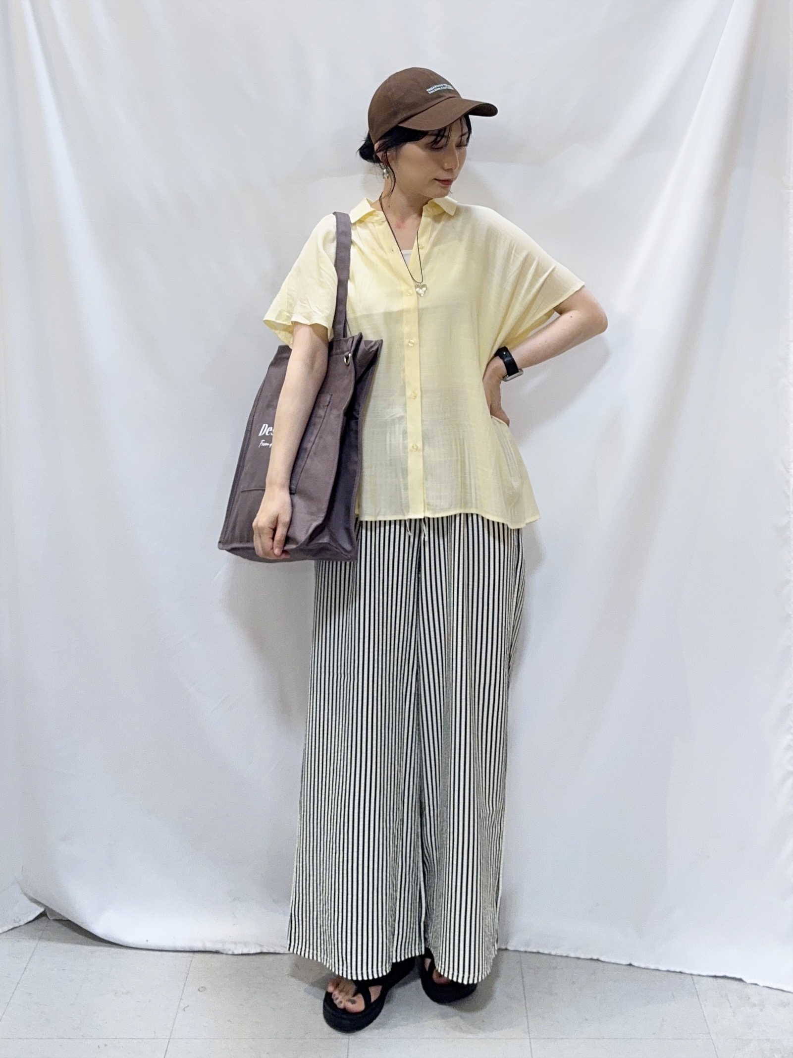 𝐇𝐢𝐫𝐨𝐦𝐢さんの「SHOO･LA･RUE｜【ひんやり/UV】ほんのりシアーで上品な バックギャザーブラウス」を使ったコーディネート