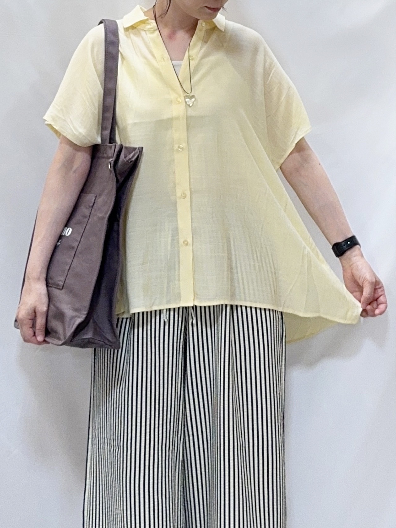 𝐇𝐢𝐫𝐨𝐦𝐢さんの「SHOO･LA･RUE｜【ひんやり/UV】ほんのりシアーで上品な バックギャザーブラウス」を使ったコーディネート