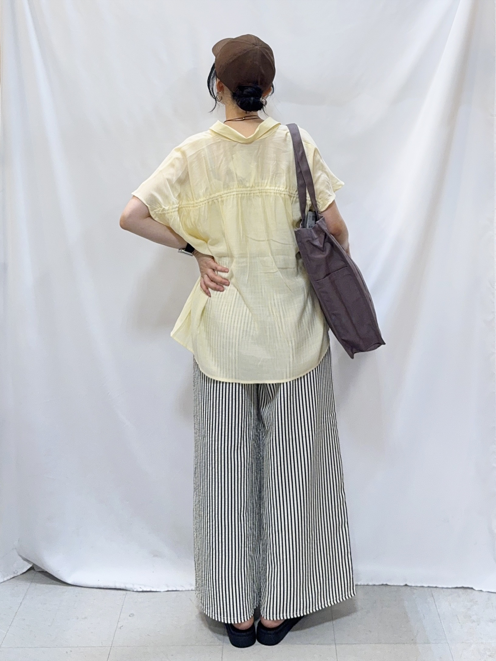 𝐇𝐢𝐫𝐨𝐦𝐢さんの「SHOO･LA･RUE｜【ひんやり/UV】ほんのりシアーで上品な バックギャザーブラウス」を使ったコーディネート
