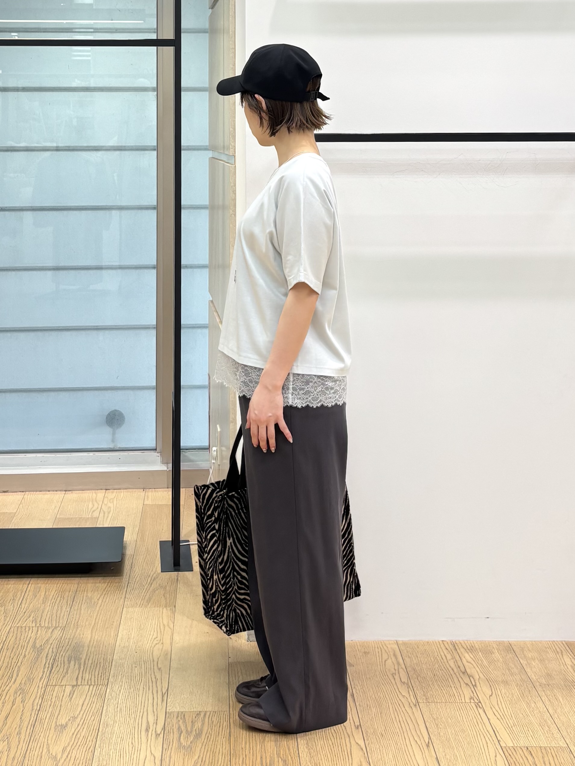 asamiさんの「INDIVI｜【汗ジミ防止／接触冷感】裾レースドルマンTシャツ」を使ったコーディネート