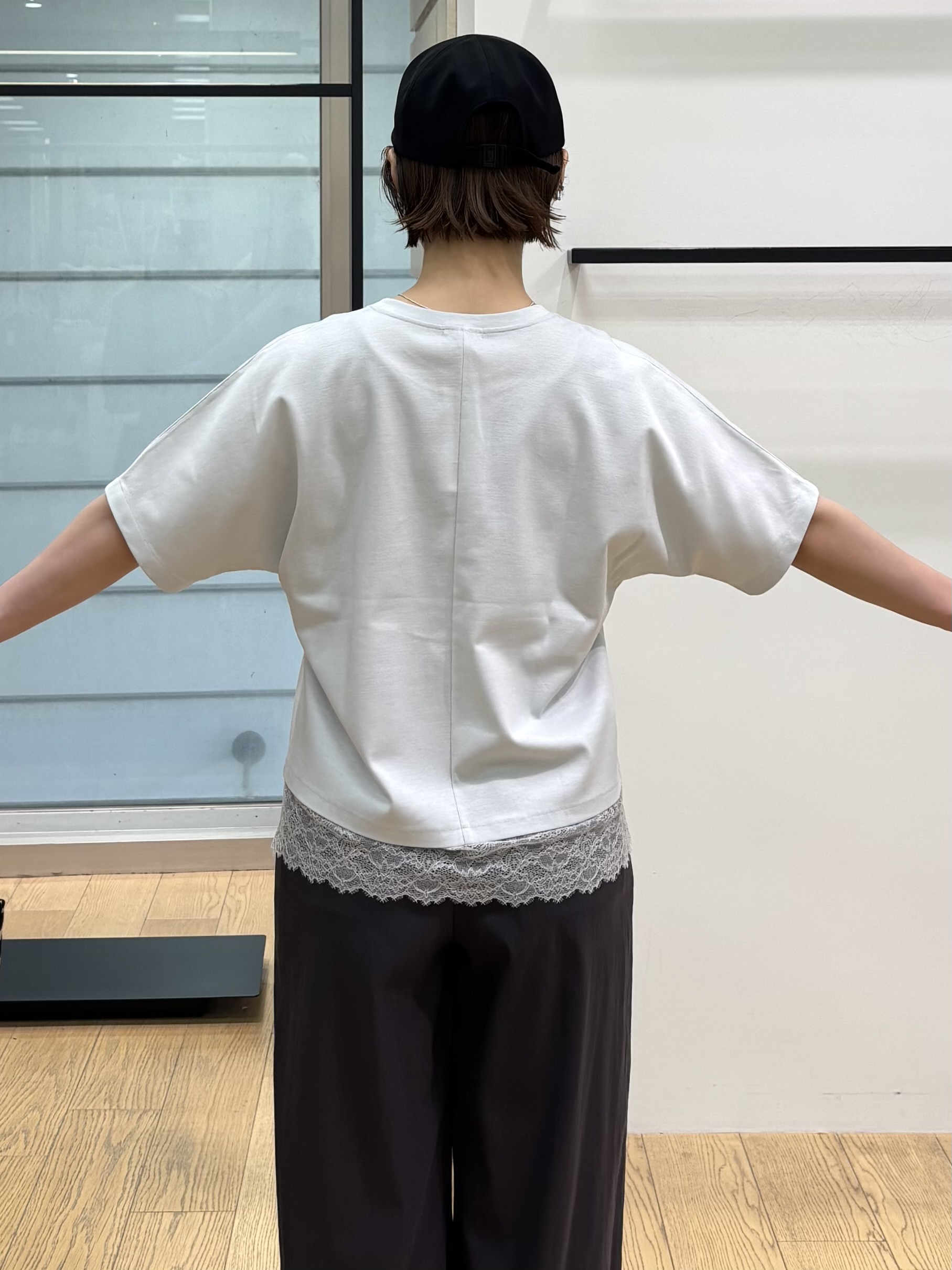 asamiさんの「INDIVI｜【汗ジミ防止／接触冷感】裾レースドルマンTシャツ」を使ったコーディネート