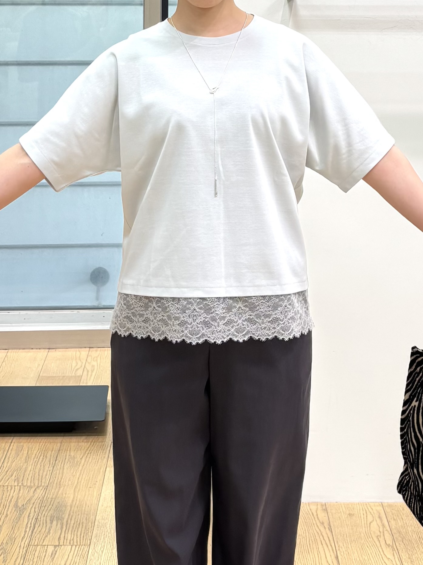 asamiさんの「INDIVI｜【汗ジミ防止／接触冷感】裾レースドルマンTシャツ」を使ったコーディネート