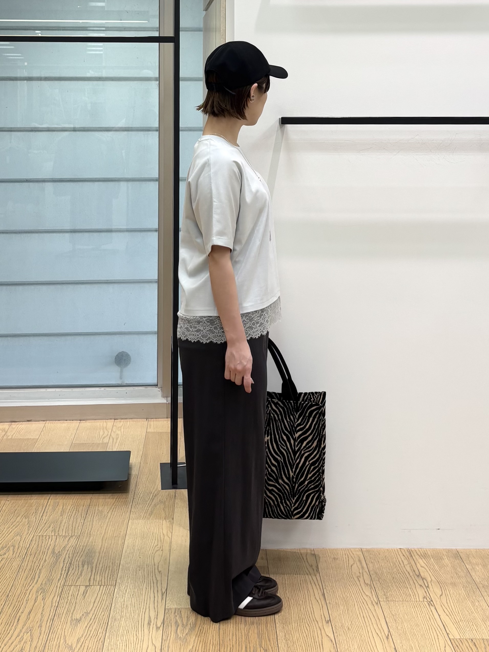 asamiさんの「INDIVI｜【汗ジミ防止／接触冷感】裾レースドルマンTシャツ」を使ったコーディネート