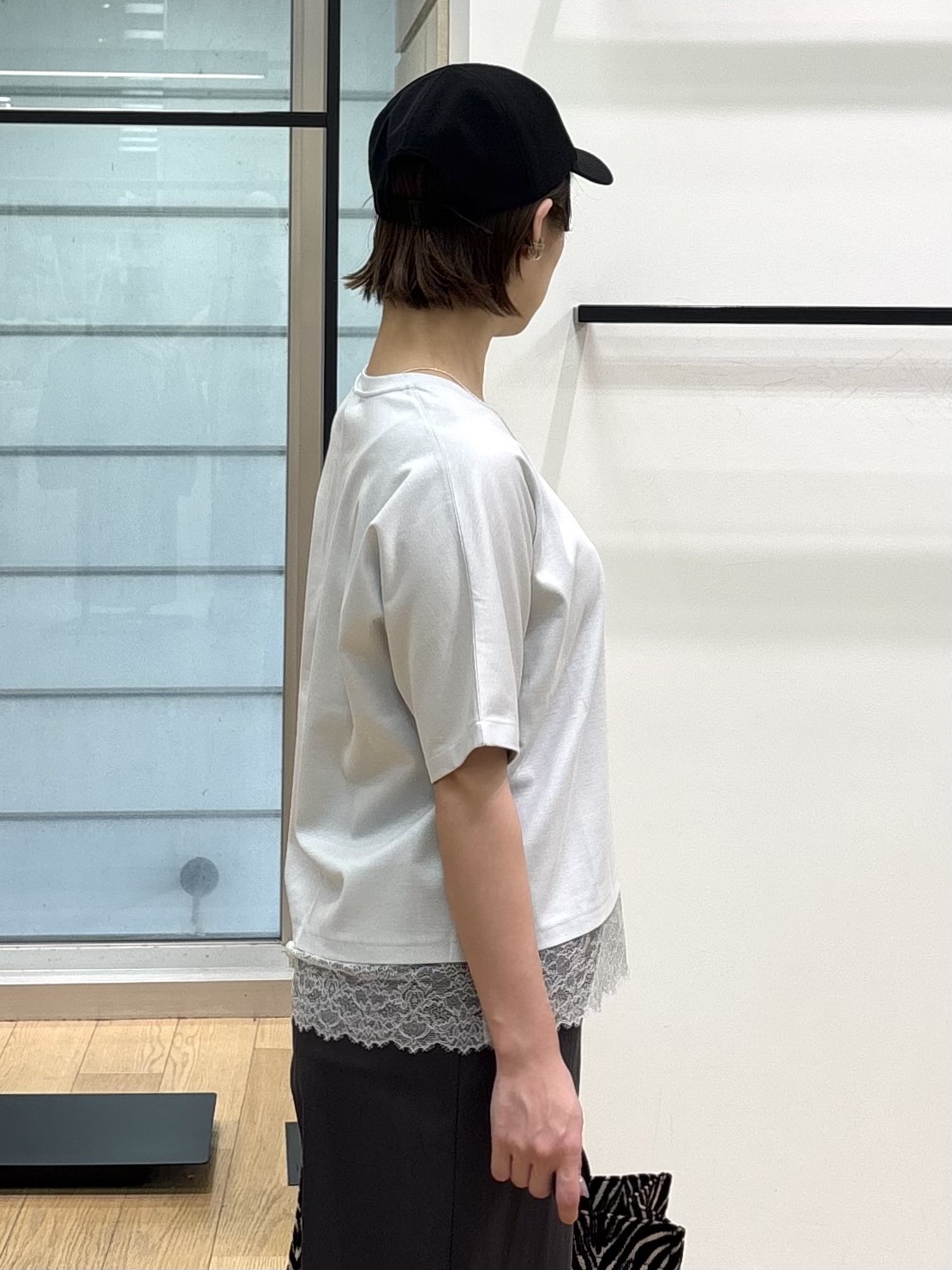 asamiさんの「INDIVI｜【汗ジミ防止／接触冷感】裾レースドルマンTシャツ」を使ったコーディネート
