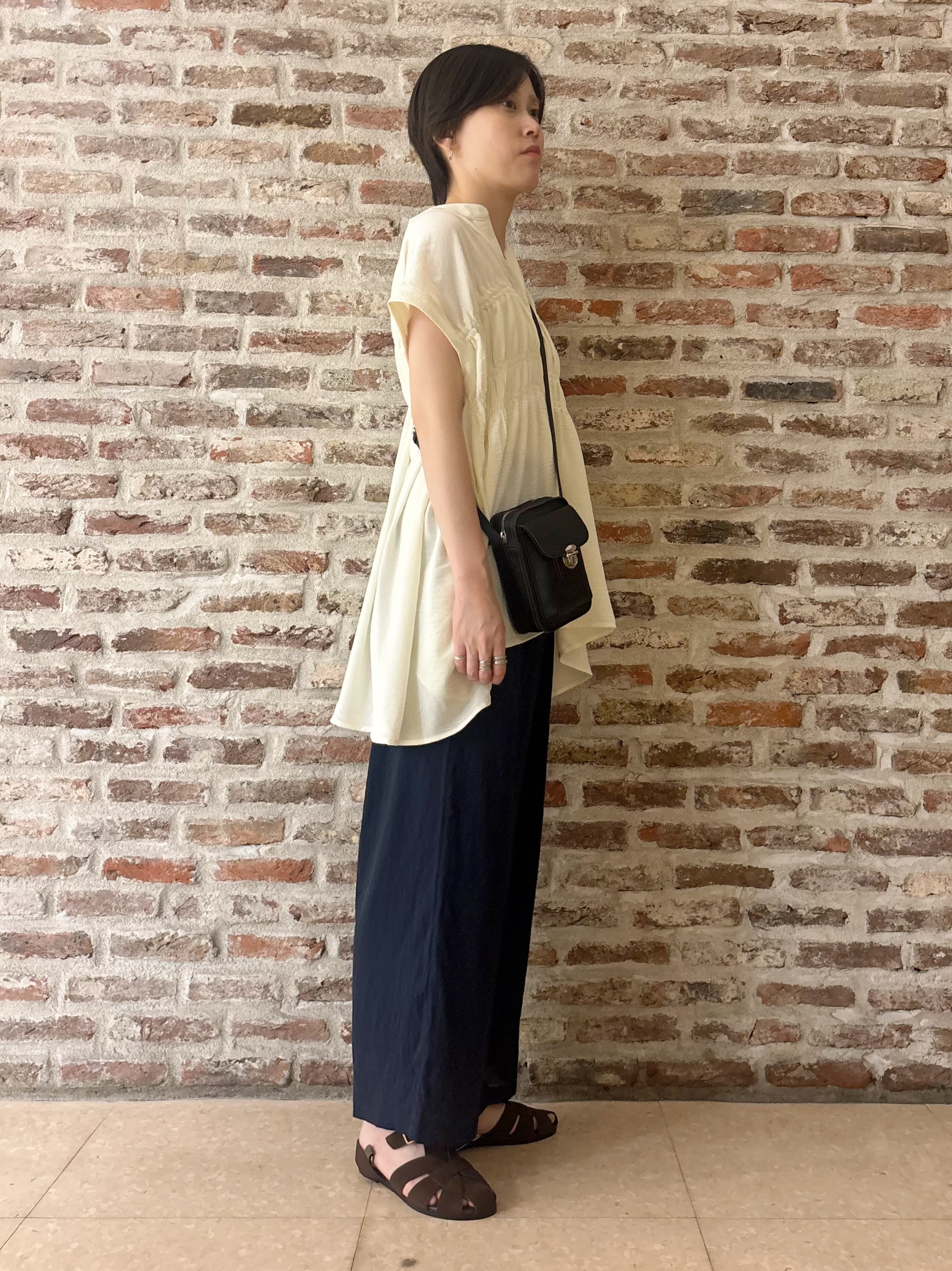 しばさんの「THE SHOP TK｜【夏に嬉しい多機能/体型カバー】ひんやりさらさら シャーリングブラウス」を使ったコーディネート
