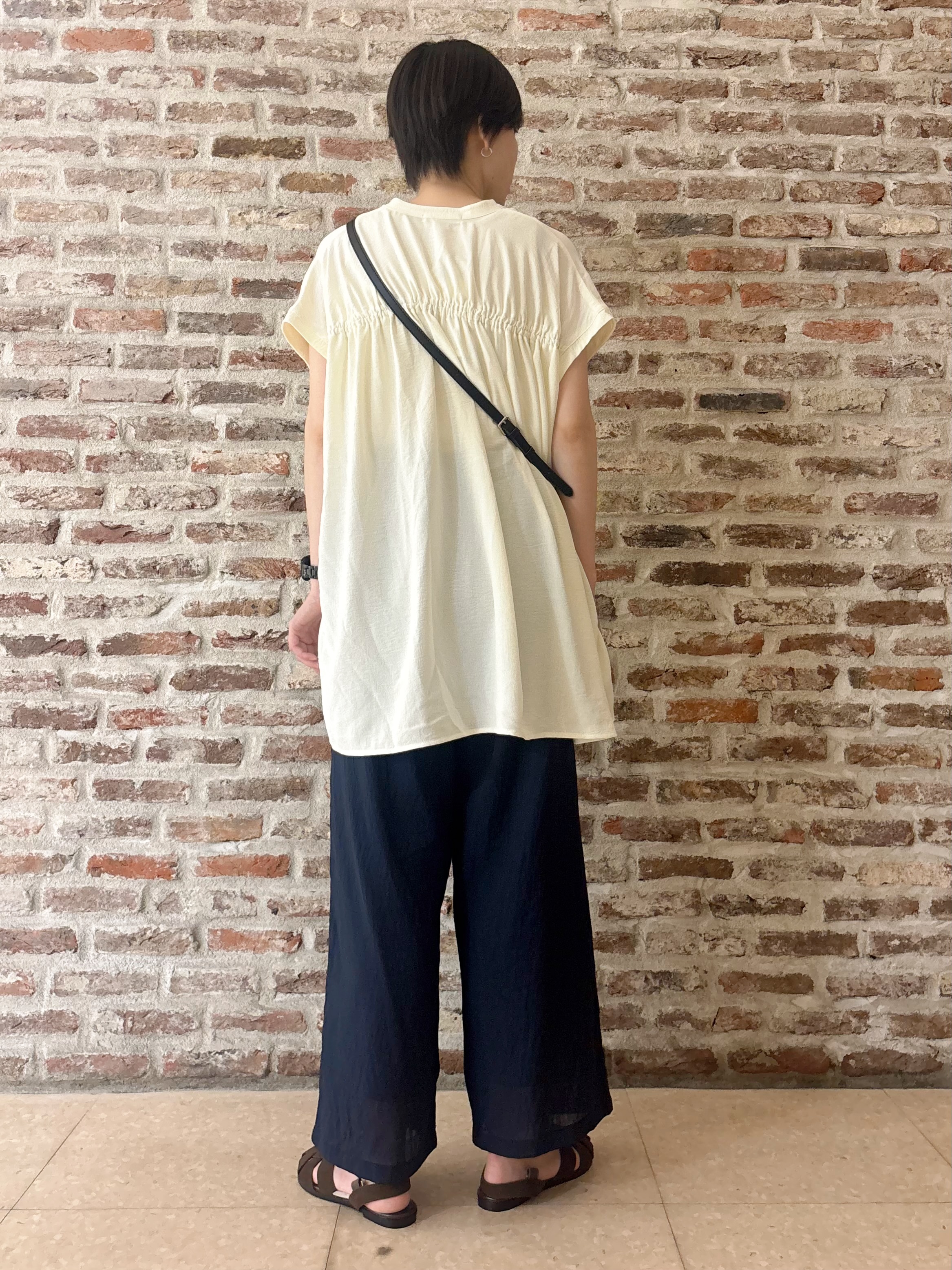 しばさんの「THE SHOP TK｜【夏に嬉しい多機能/体型カバー】ひんやりさらさら シャーリングブラウス」を使ったコーディネート