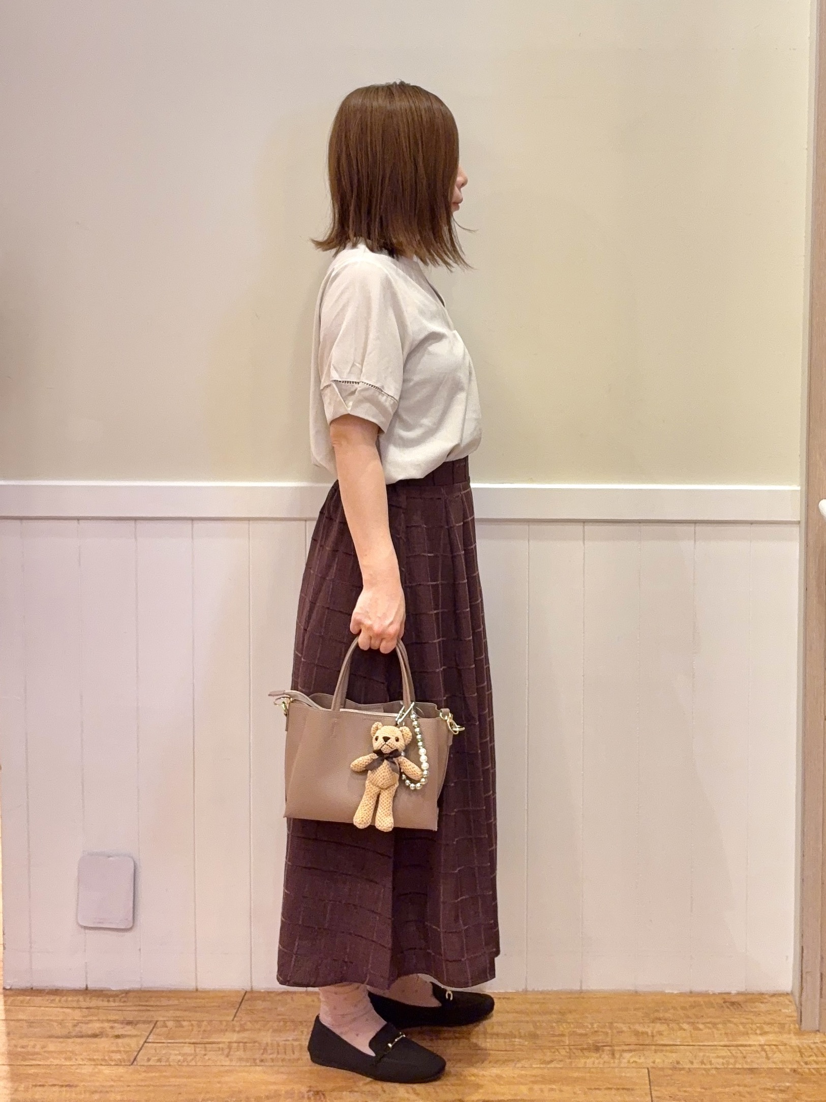 FUJIさんの「SHOO･LA･RUE｜【洗濯後しわになりにくい/インせずきまる】お袖のハシゴレースで涼やかに 麻調スキッパーブラウス」を使ったコーディネート