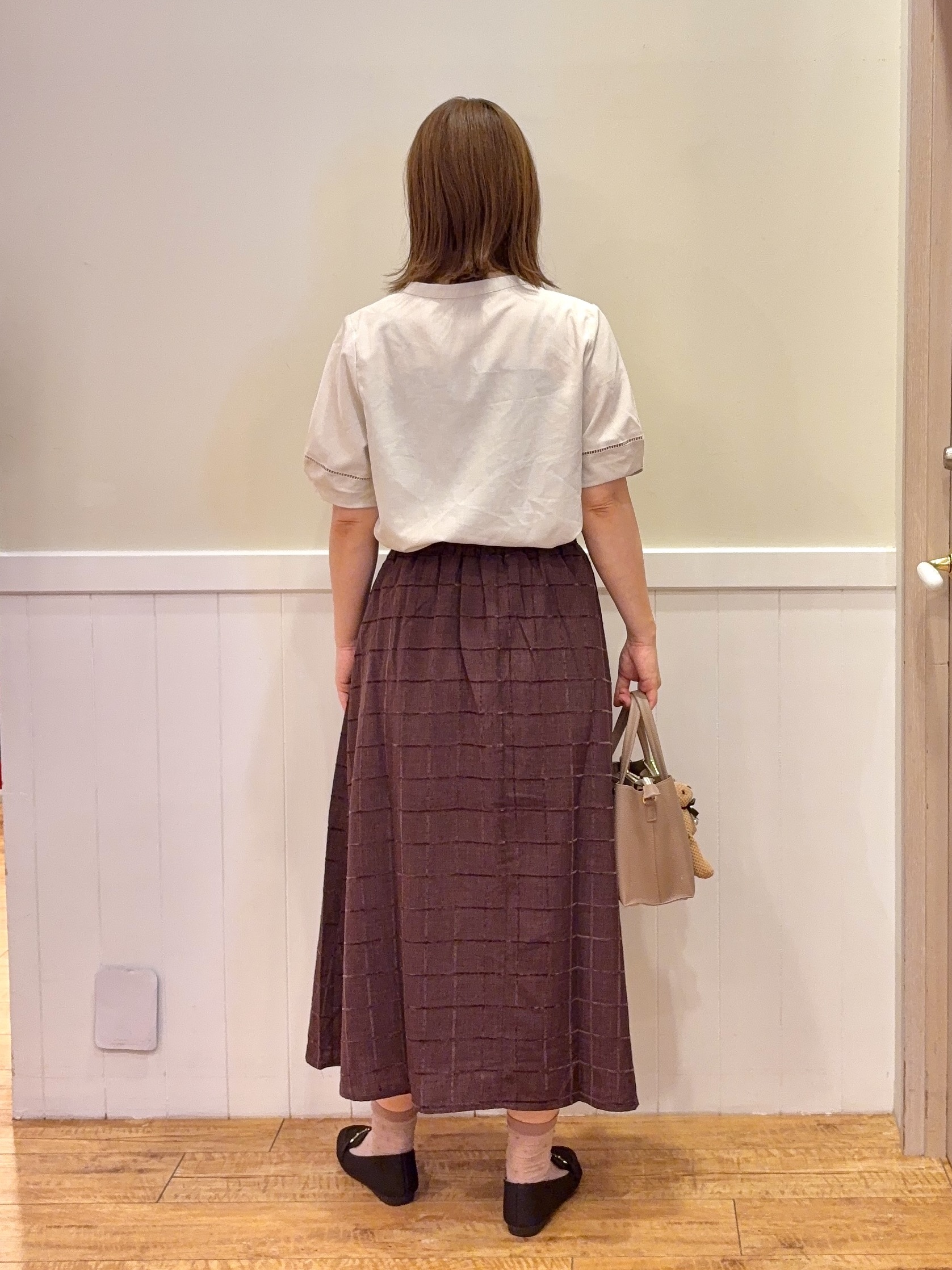 FUJIさんの「SHOO･LA･RUE｜【洗濯後しわになりにくい/インせずきまる】お袖のハシゴレースで涼やかに 麻調スキッパーブラウス」を使ったコーディネート
