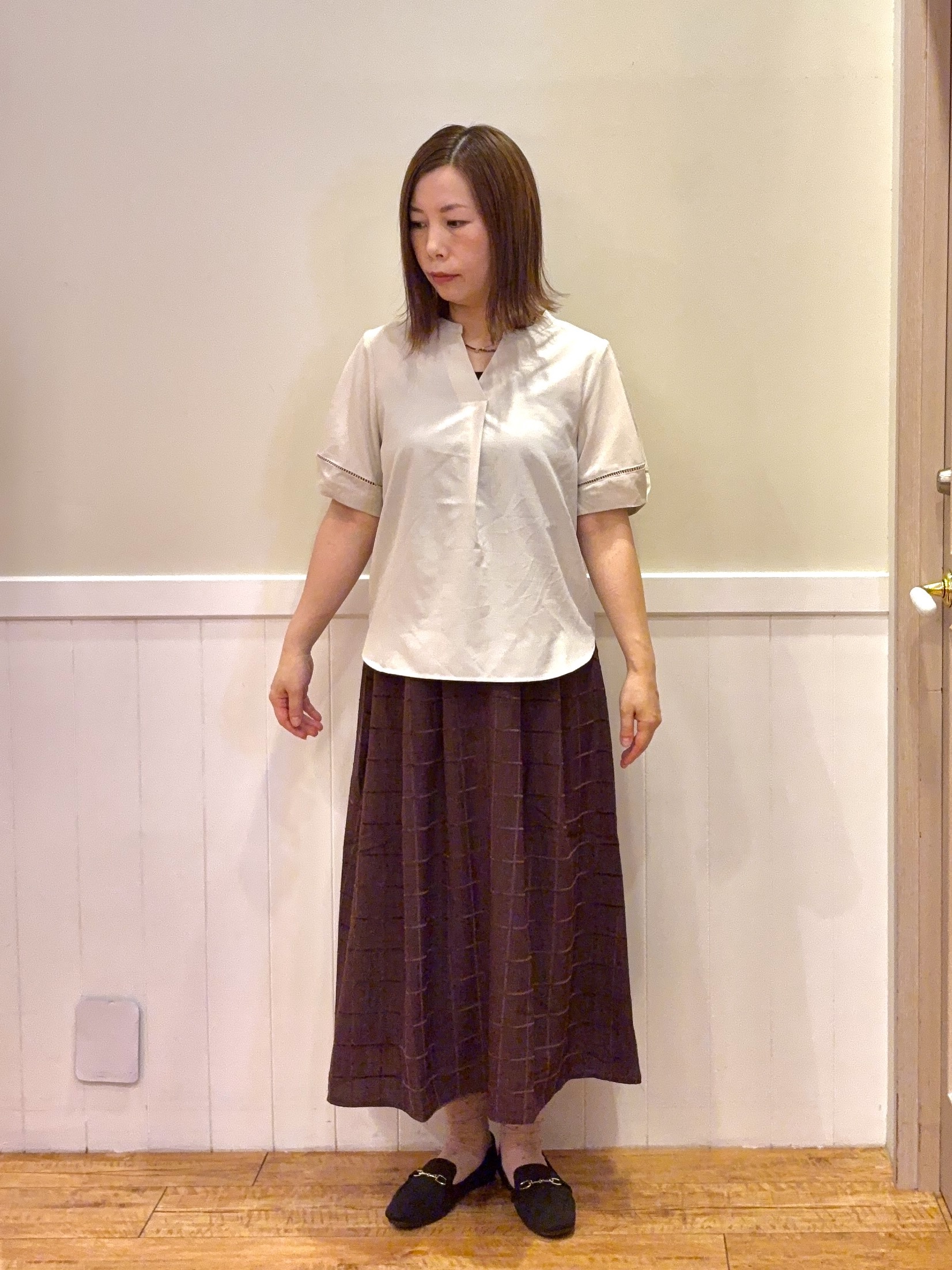 FUJIさんの「SHOO･LA･RUE｜【洗濯後しわになりにくい/インせずきまる】お袖のハシゴレースで涼やかに 麻調スキッパーブラウス」を使ったコーディネート
