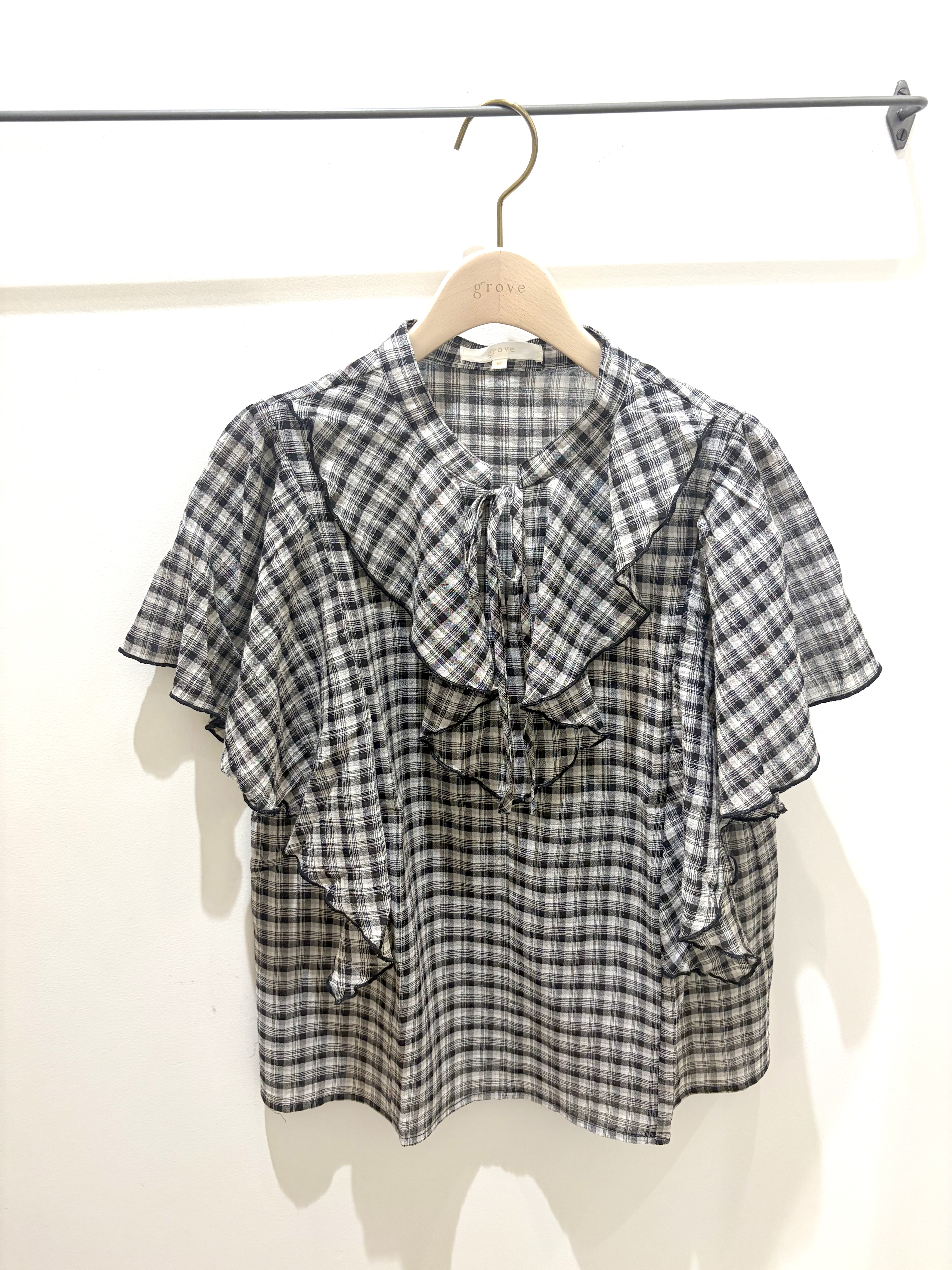 kikiさんの「grove｜1枚で着映えが叶う チェックラッフルフリルブラウス」を使ったコーディネート