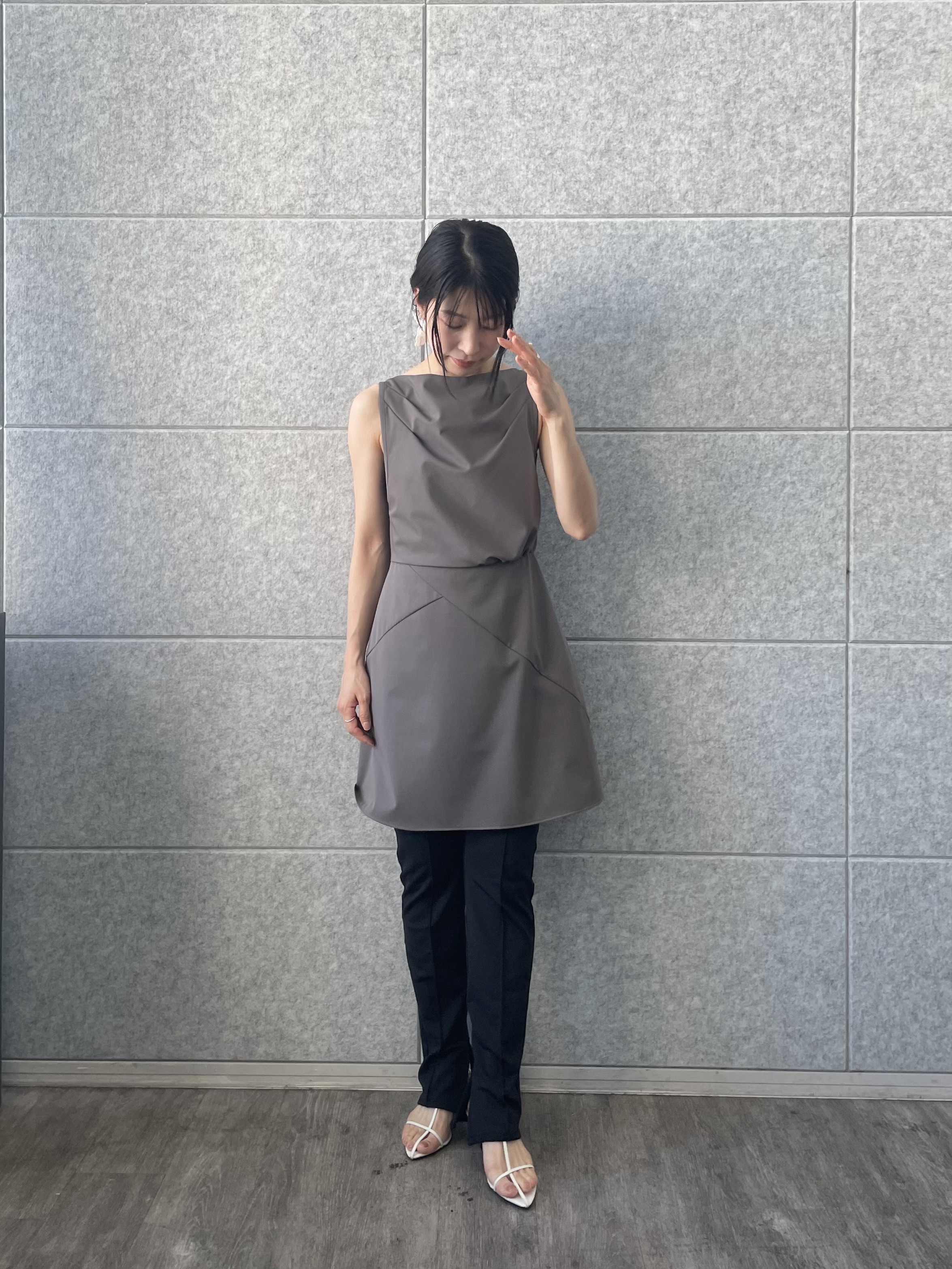丸山加奈子さんの「CODE A｜apron dress」を使ったコーディネート