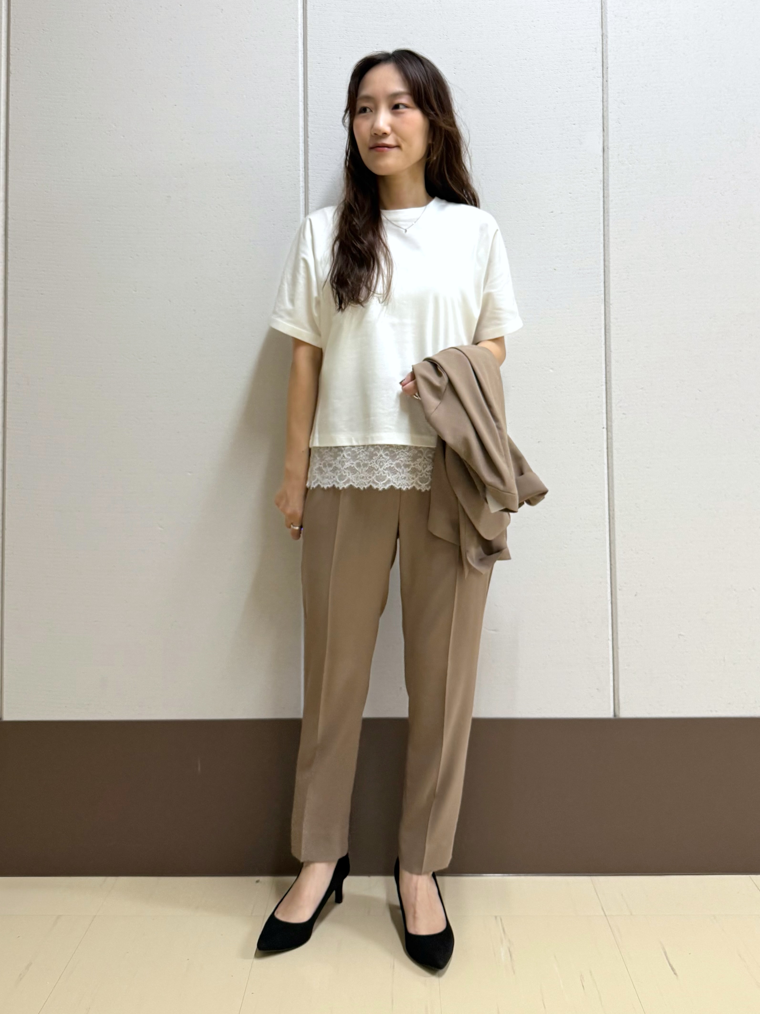 mamiさんの「INDIVI｜【汗ジミ防止／接触冷感】裾レースドルマンTシャツ」を使ったコーディネート