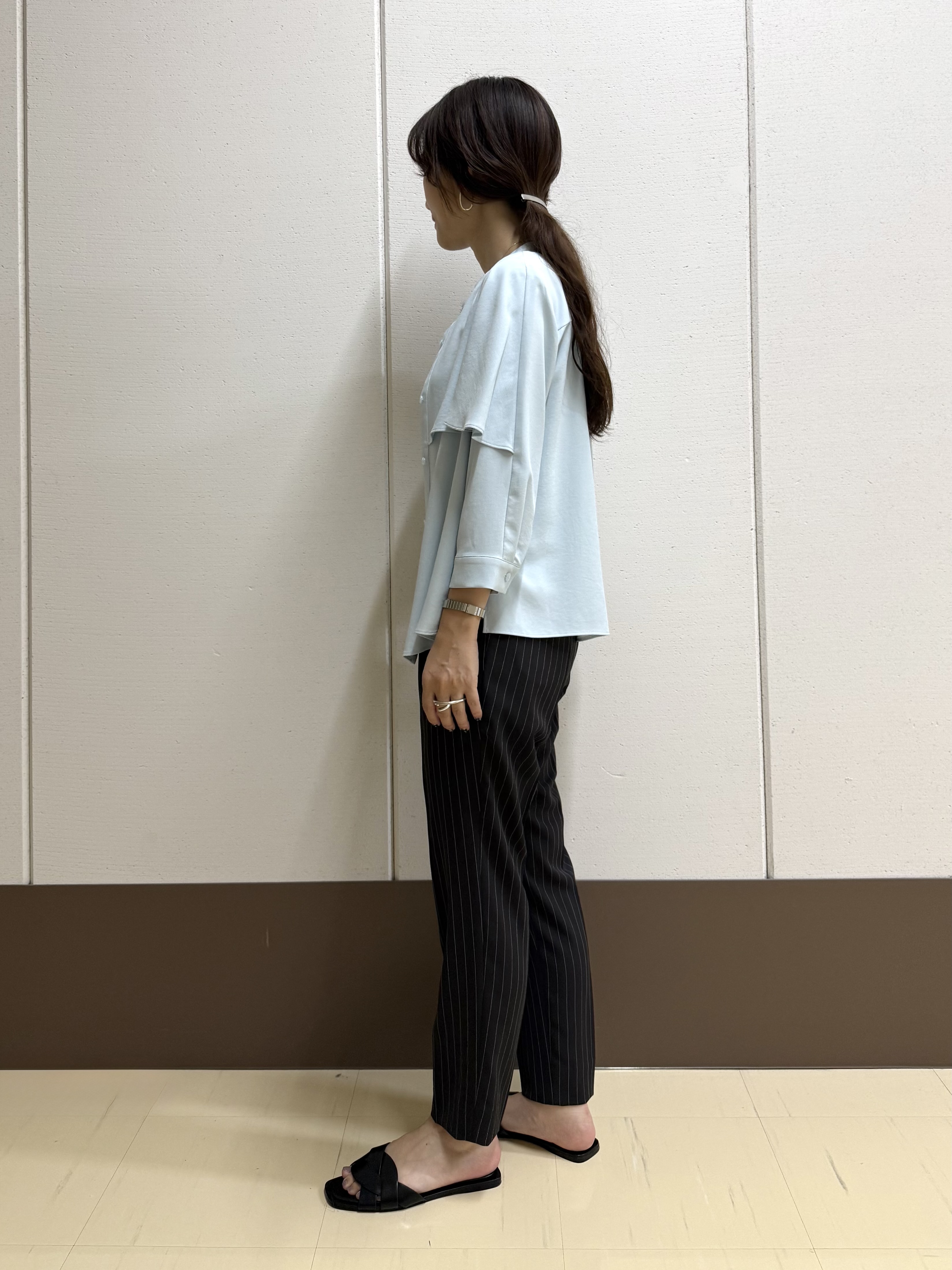 mamiさんの「INDIVI｜【接触冷感/UVケア/夏羽織り/着る日傘】ケープ風ブラウス」を使ったコーディネート