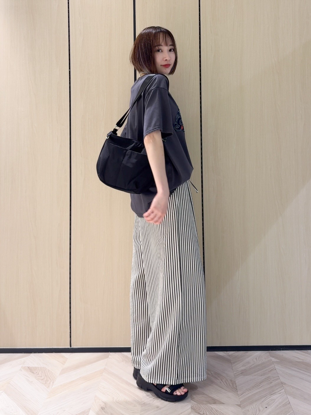 𝐜𝐡𝐢𝐤𝐚さんの「SHOO･LA･RUE｜【ひんやり/S-LL】選べる4柄　デイリー使いにぴったりな 大人の頼れるTシャツ」を使ったコーディネート