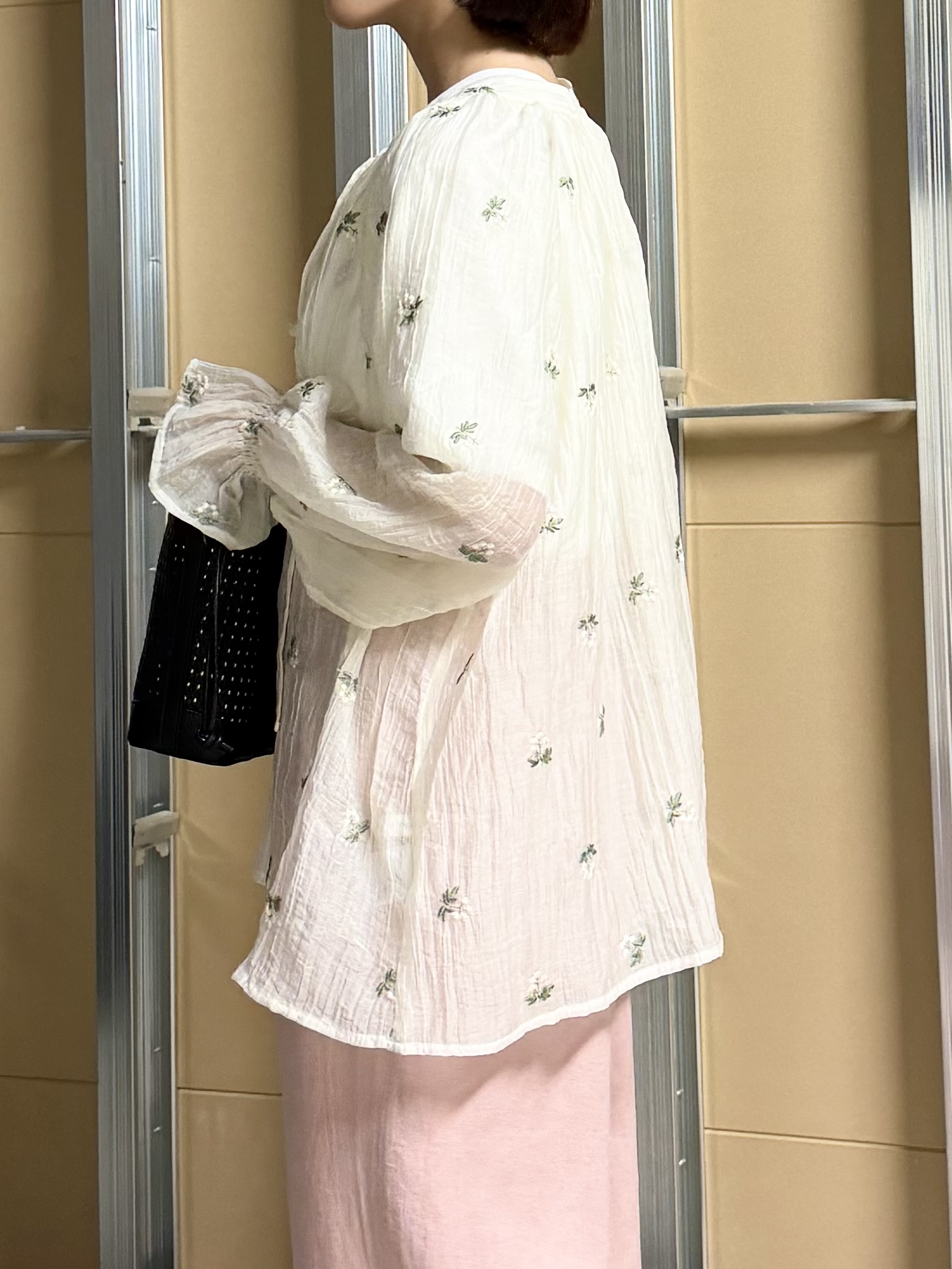 sahoさんの「THE SHOP TK｜華やぎを添える 花柄刺繍ブラウス」を使ったコーディネート