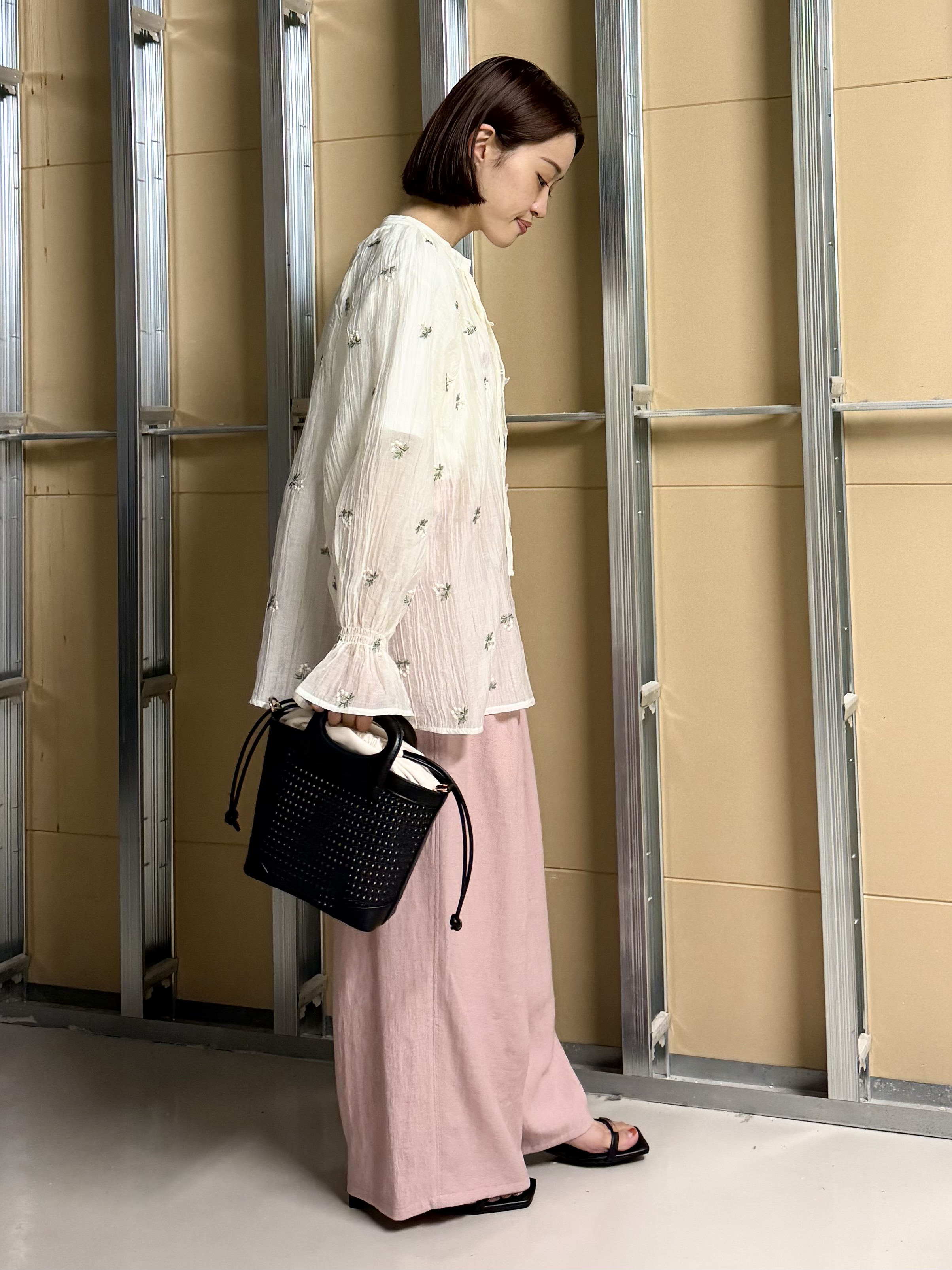 sahoさんの「THE SHOP TK｜華やぎを添える 花柄刺繍ブラウス」を使ったコーディネート
