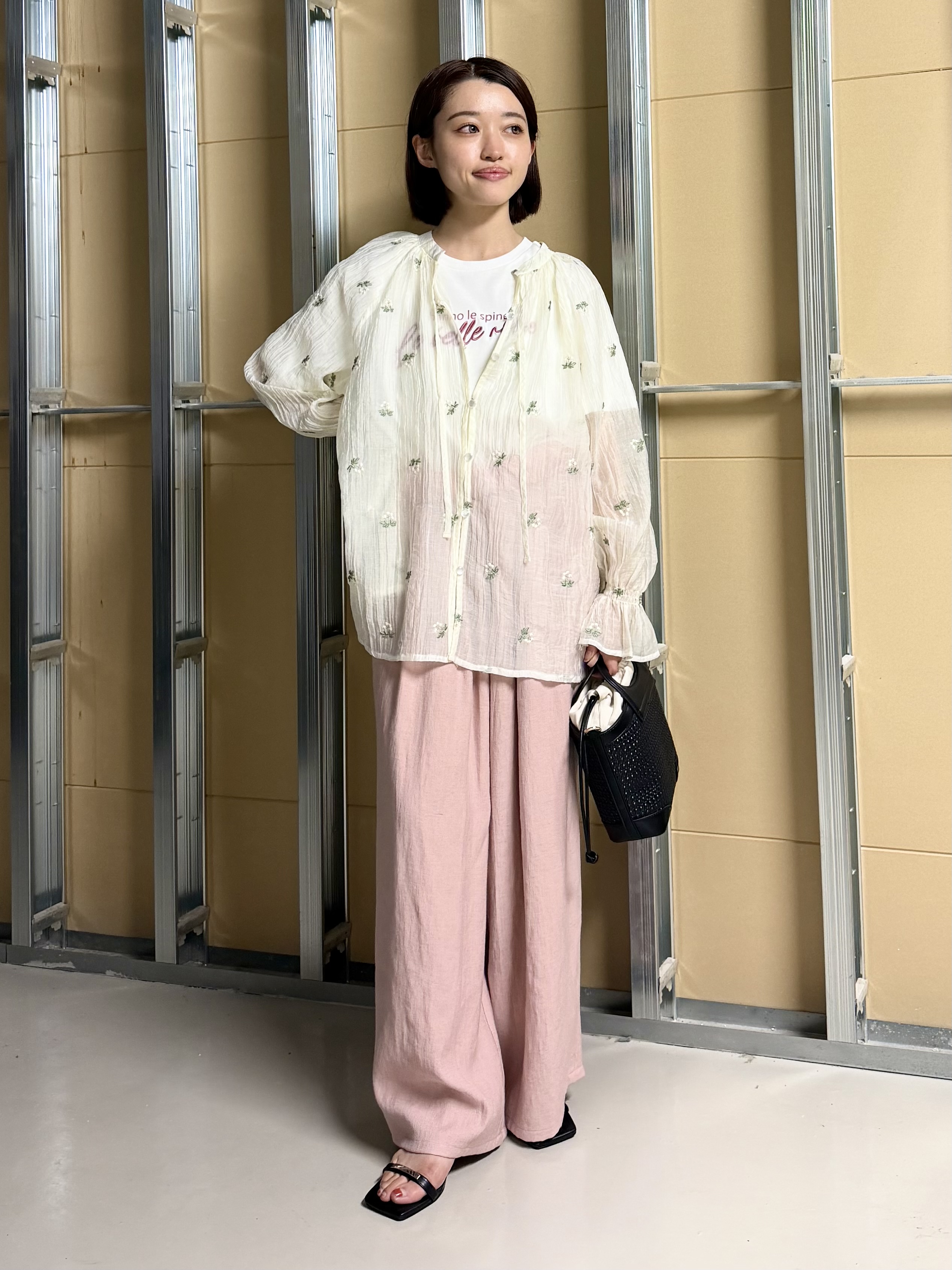 sahoさんの「THE SHOP TK｜華やぎを添える 花柄刺繍ブラウス」を使ったコーディネート