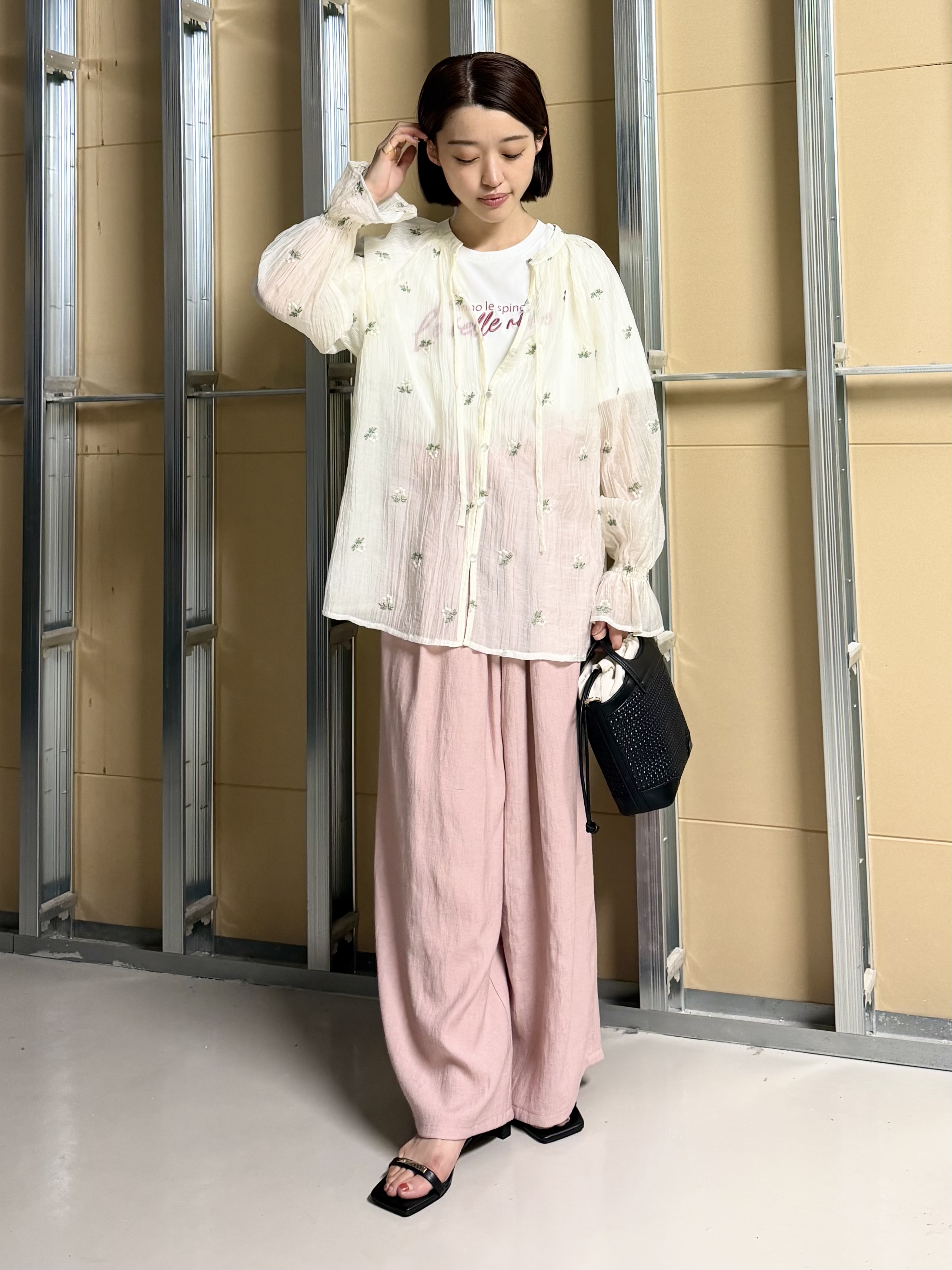 sahoさんの「THE SHOP TK｜華やぎを添える 花柄刺繍ブラウス」を使ったコーディネート