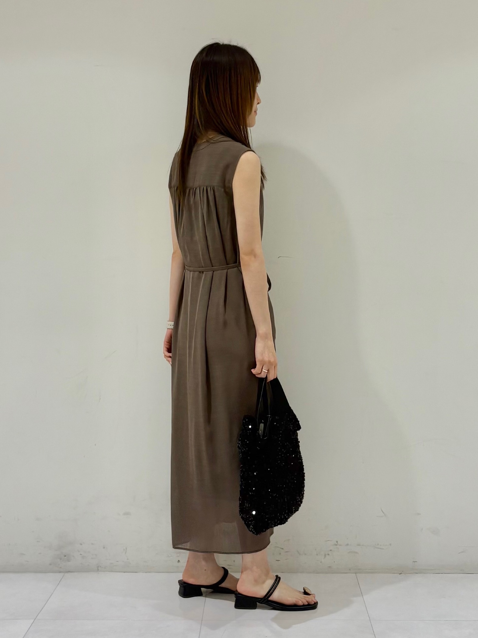 kyokaさんの「UNTITLED｜【通気性/前開きボタン】シアーVネックワンピース」を使ったコーディネート