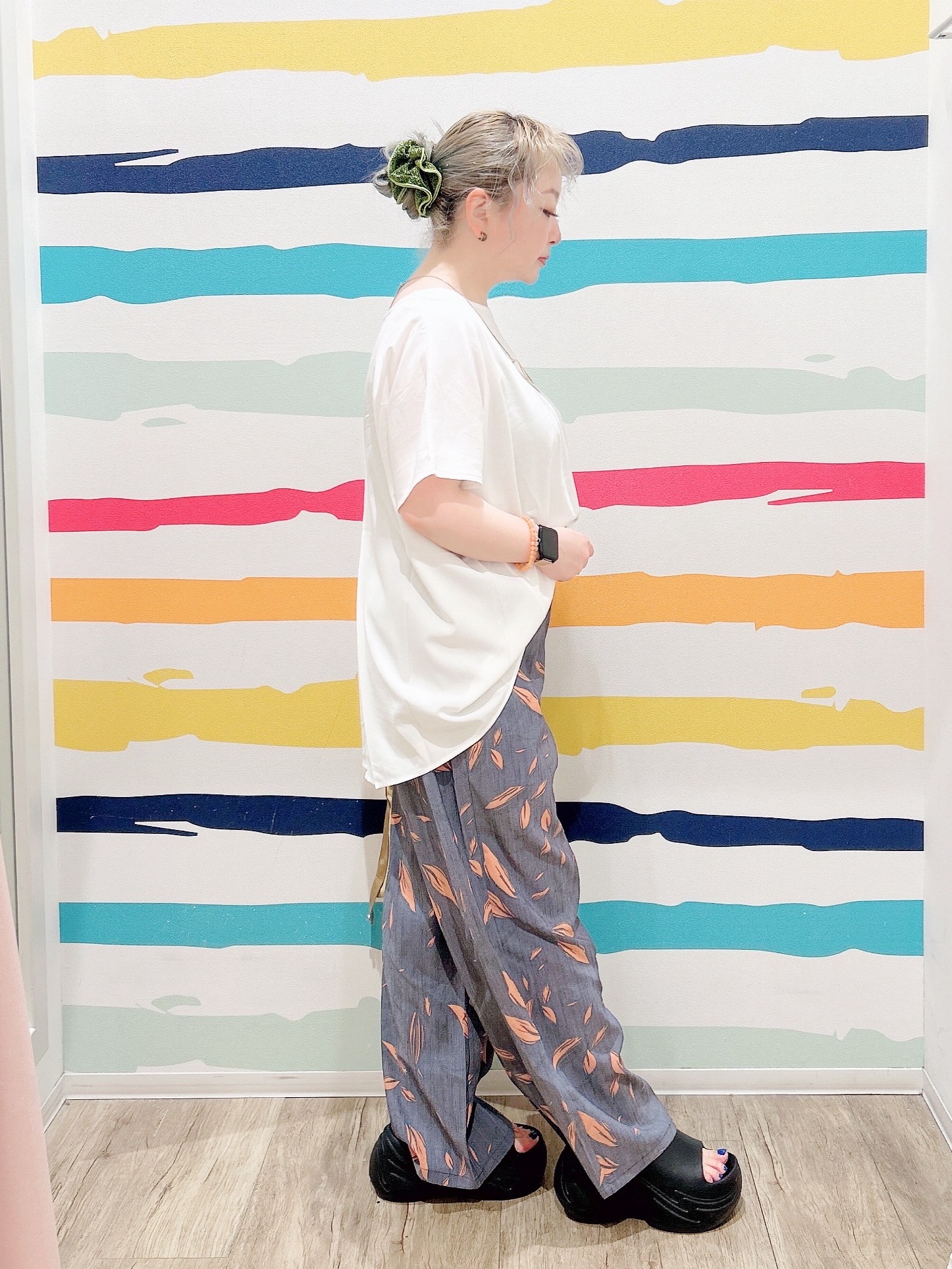 Peeさんの「SHOO･LA･RUE｜【体型カバー/S-LL】後ろ姿も映える 異素材ドッキングトップス」を使ったコーディネート