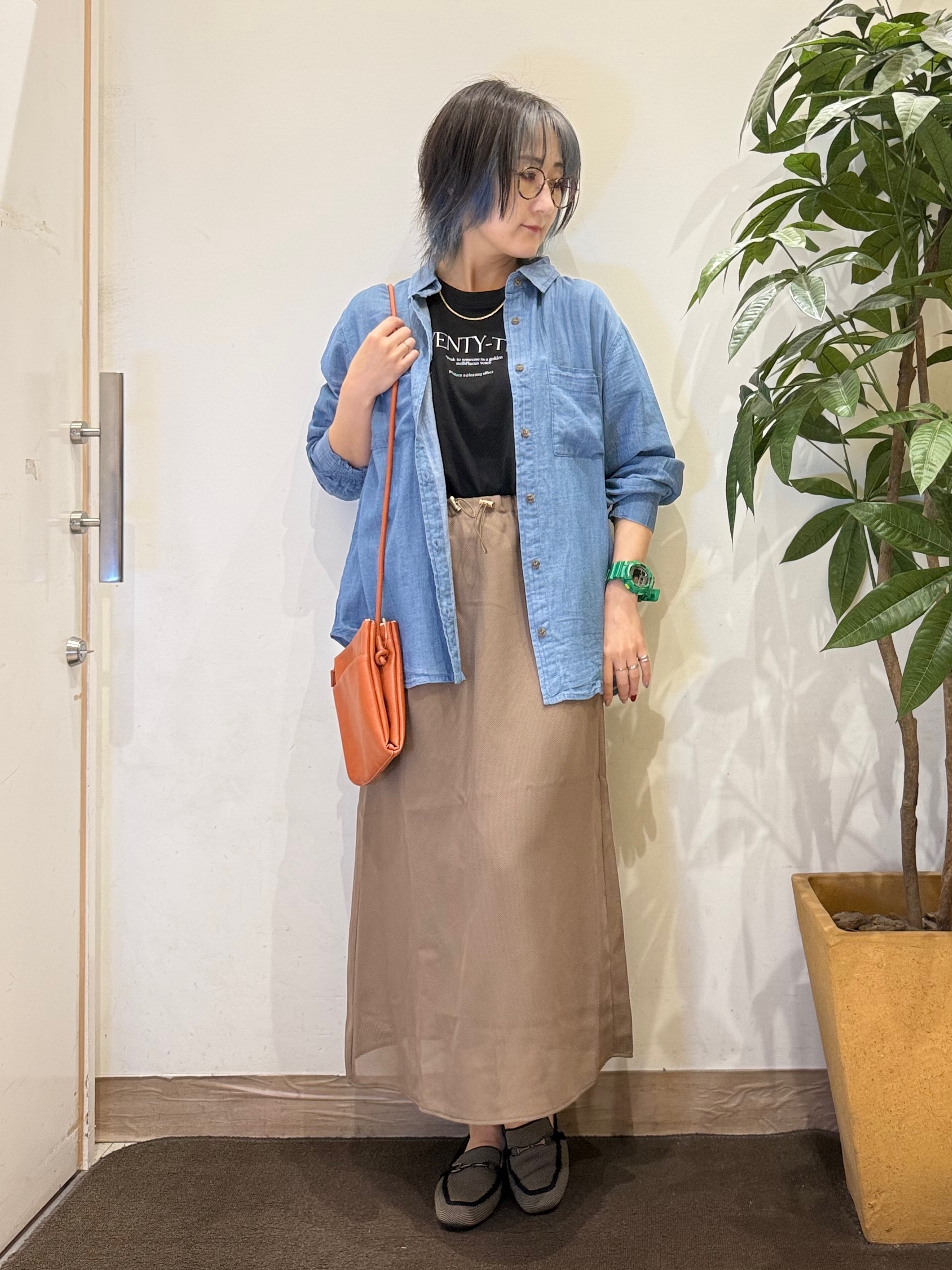 misakiさんの「SHOO･LA･RUE｜【綿100%/UV/S-LL/体型カバー】優しく透ける 柔らかシアーデニムシャツ」を使ったコーディネート