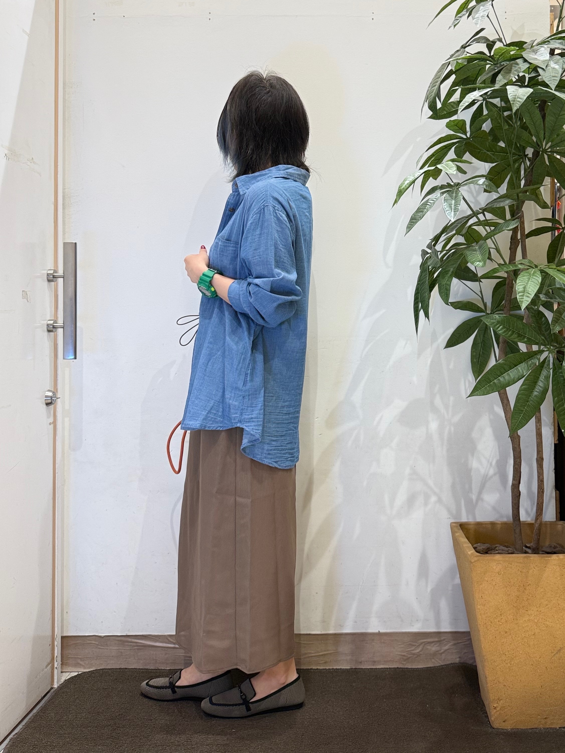 misakiさんの「SHOO･LA･RUE｜【綿100%/UV/S-LL/体型カバー】優しく透ける 柔らかシアーデニムシャツ」を使ったコーディネート