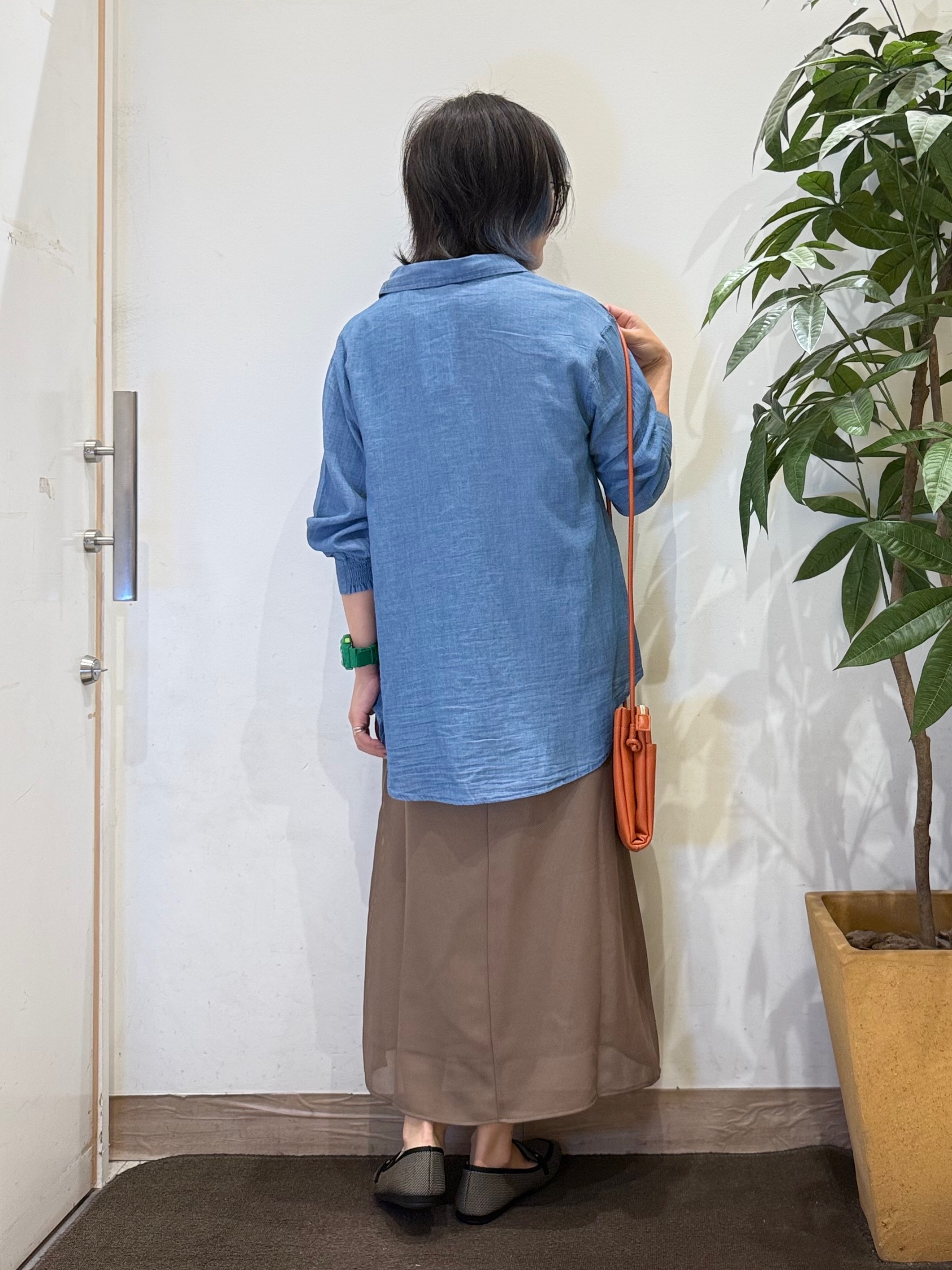 misakiさんの「SHOO･LA･RUE｜【綿100%/UV/S-LL/体型カバー】優しく透ける 柔らかシアーデニムシャツ」を使ったコーディネート