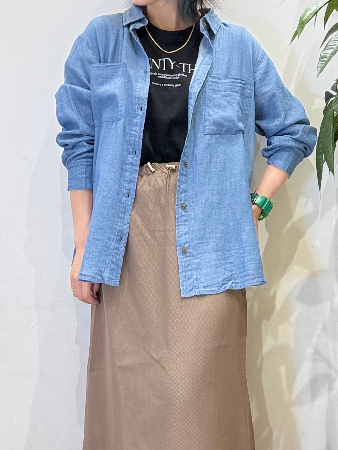 misakiさんの「SHOO･LA･RUE｜【綿100%/UV/S-LL/体型カバー】優しく透ける 柔らかシアーデニムシャツ」を使ったコーディネート