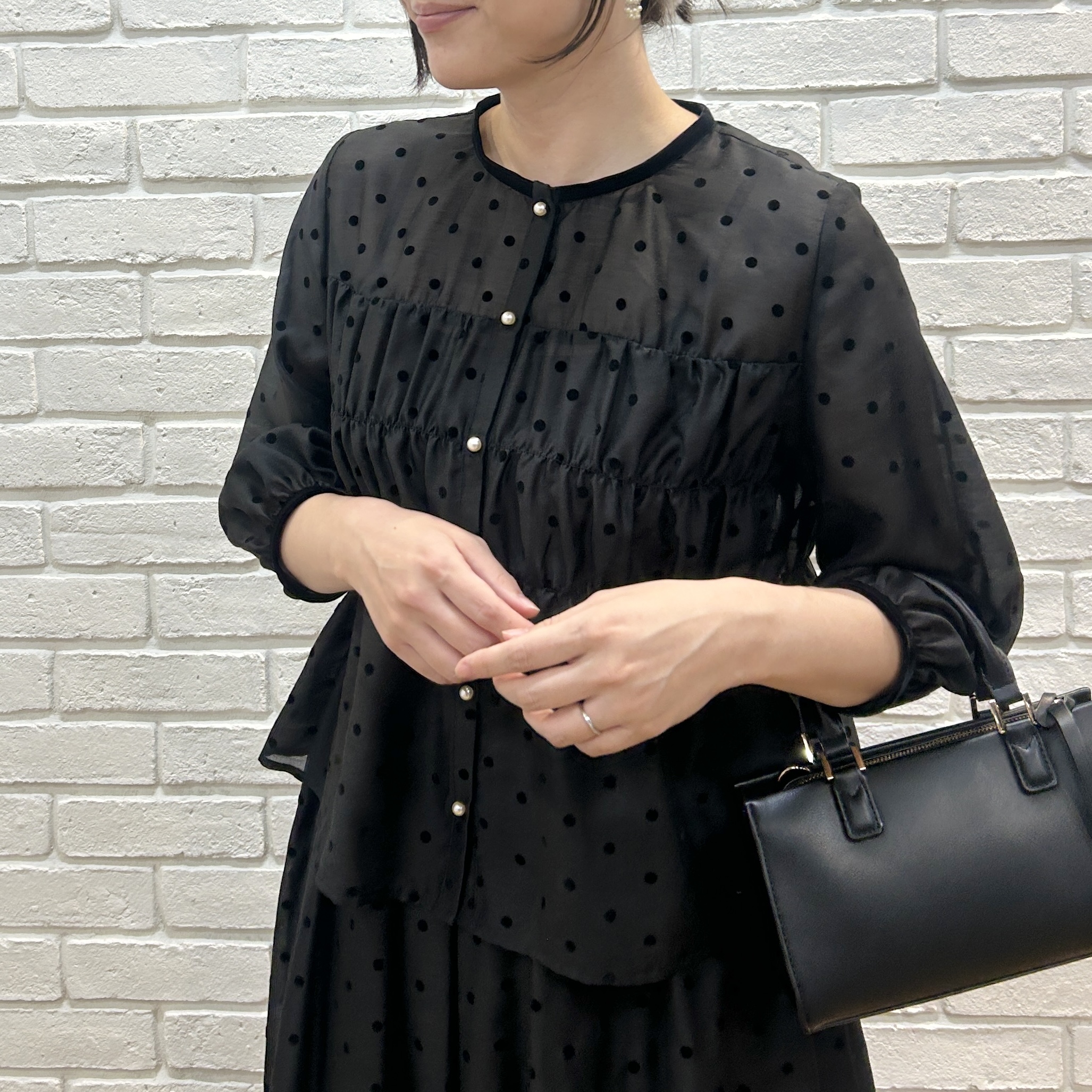 shinoさんの「Couture brooch｜【セットアップ可・着映えて上品】フロッキードットブラウス」を使ったコーディネート