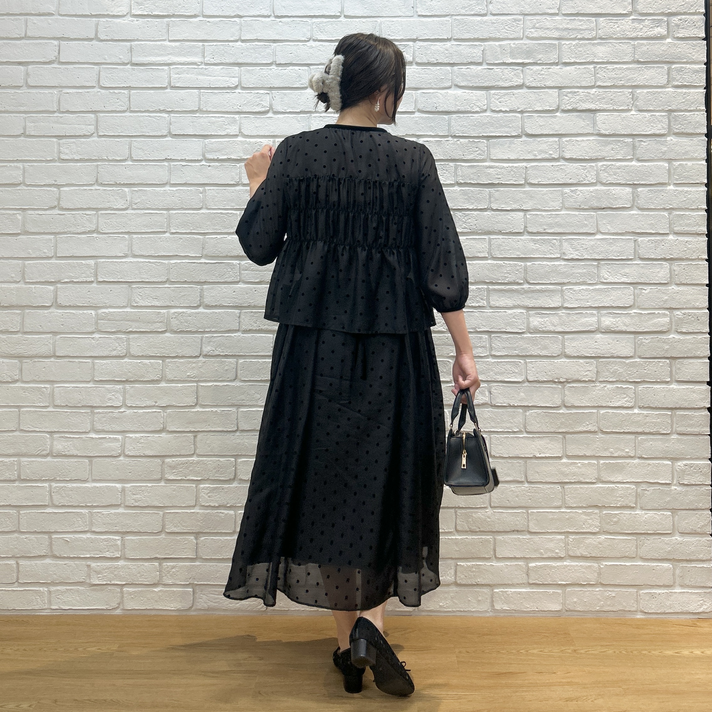 shinoさんの「Couture brooch｜【セットアップ可・着映えて上品】フロッキードットブラウス」を使ったコーディネート