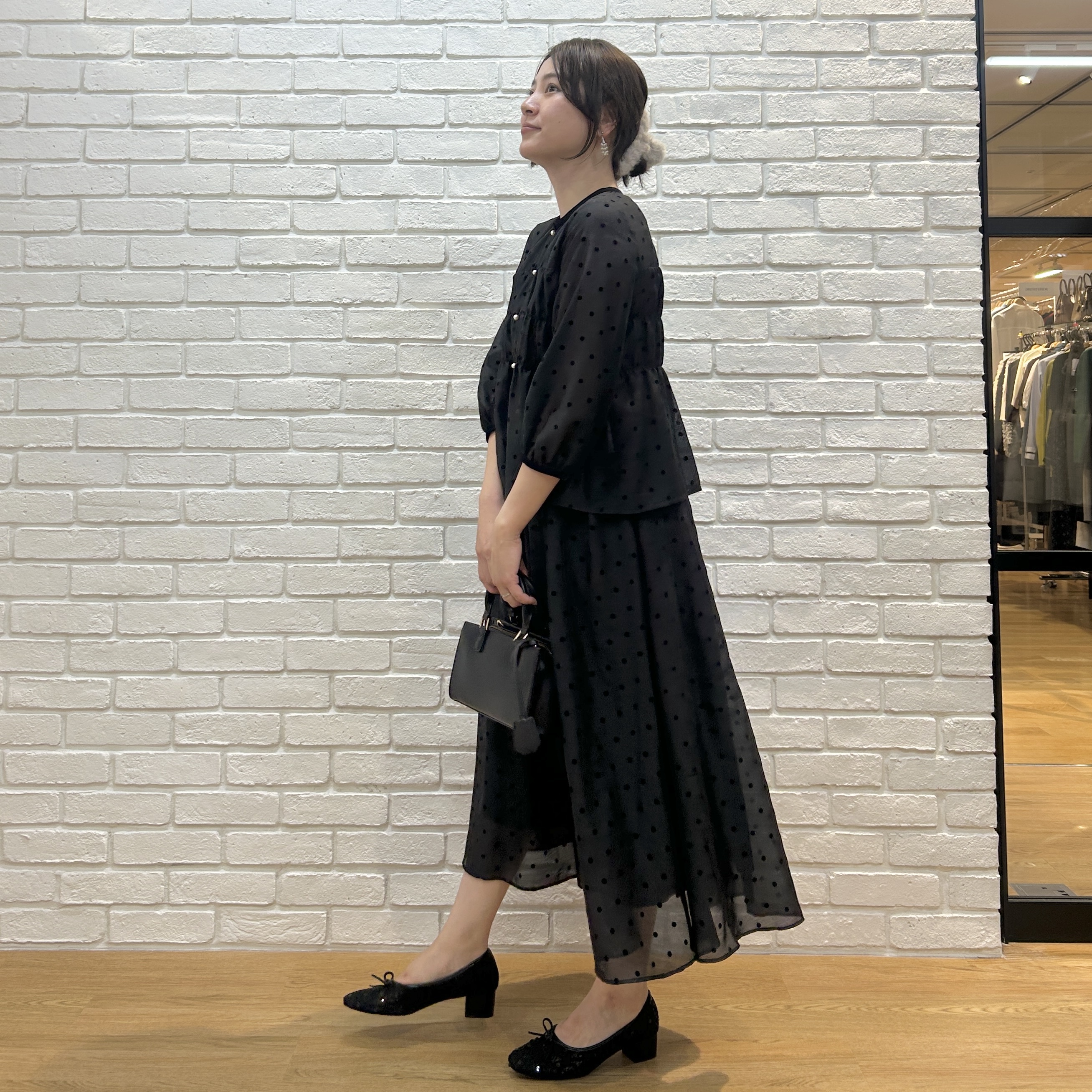 shinoさんの「Couture brooch｜【セットアップ可・着映えて上品】フロッキードットブラウス」を使ったコーディネート